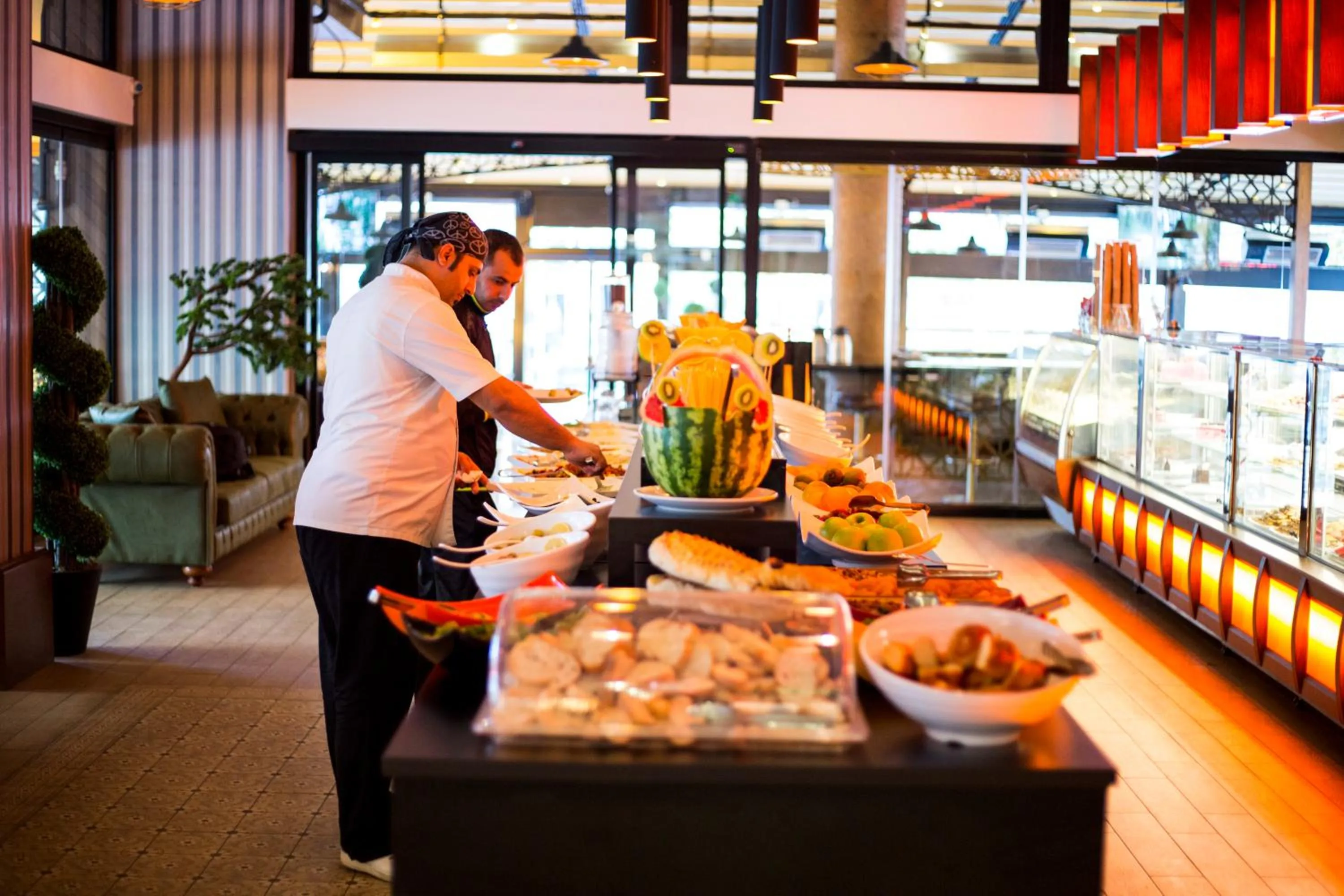 Restaurant/places to eat in Mard-inn Hotel