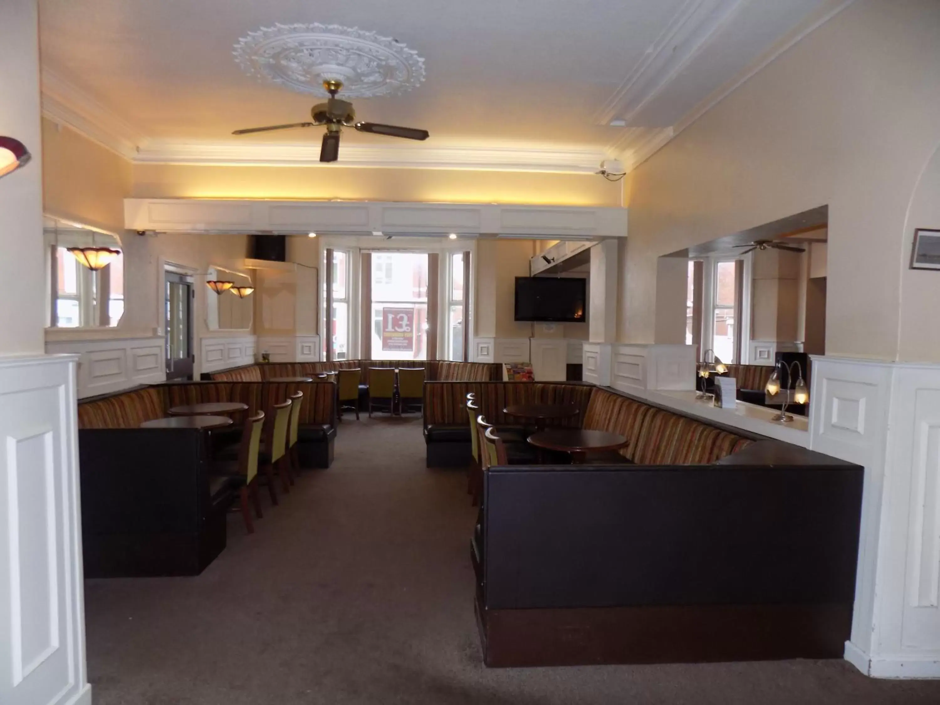 Lounge or bar, Restaurant/Places to Eat in The Beechfield Hotel