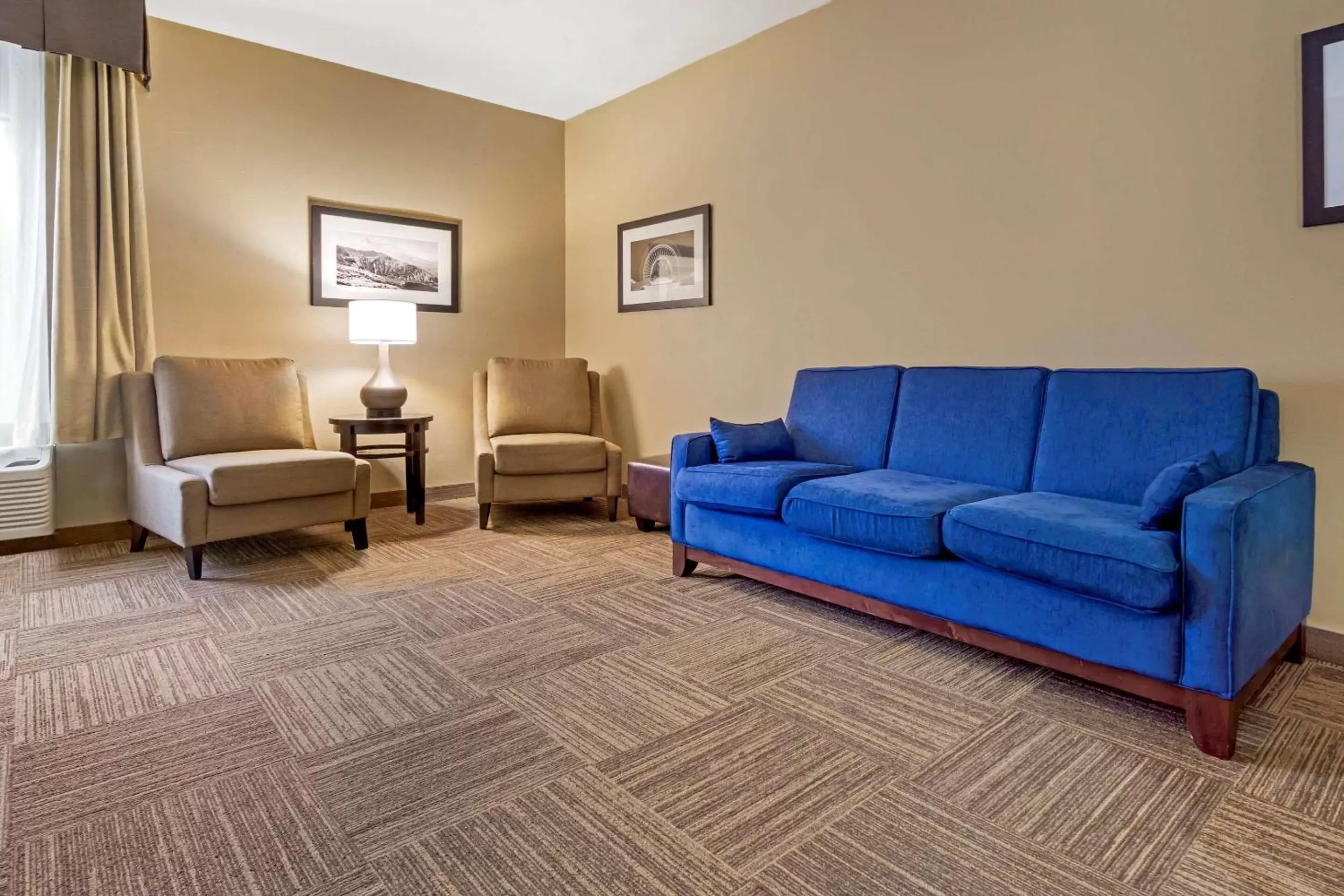 Photo of the whole room, Seating Area in Comfort Inn & Suites SeaTac