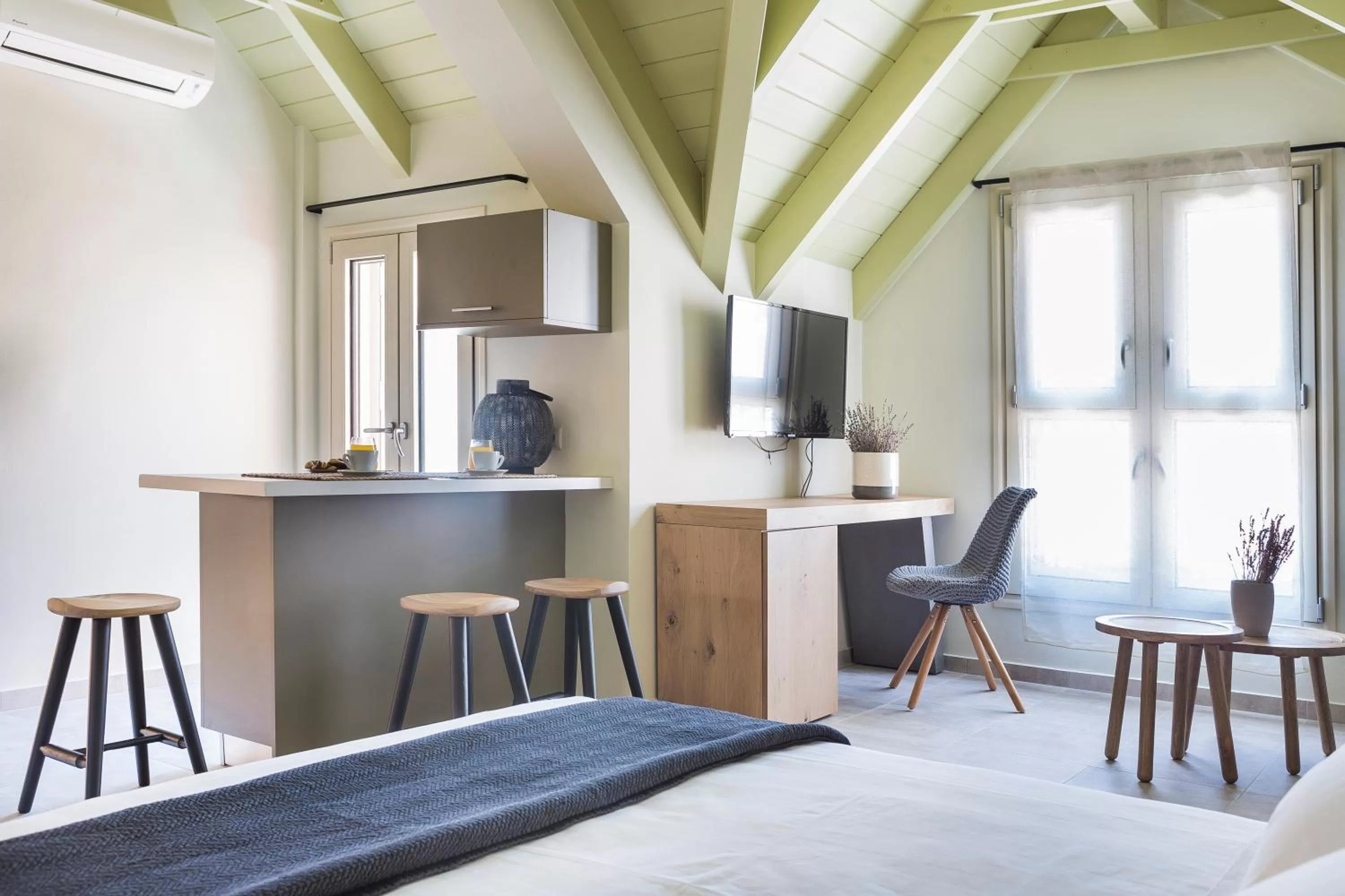 Seating area, Bed in Argostoli Marina Suites