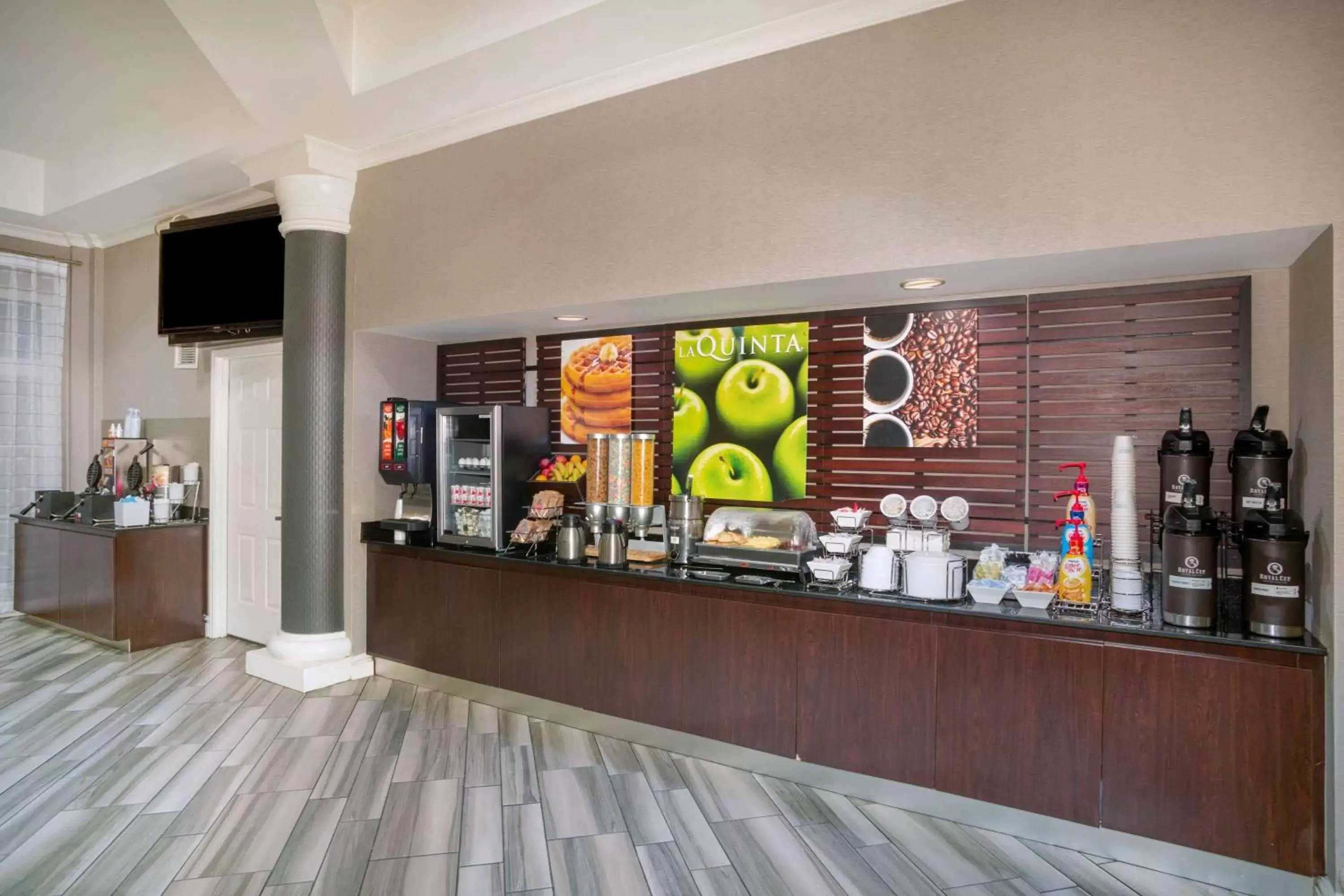 Restaurant/places to eat in La Quinta by Wyndham St. Louis Westport Restaurant/places to eat in La Quinta by Wyndham St. Louis Westport