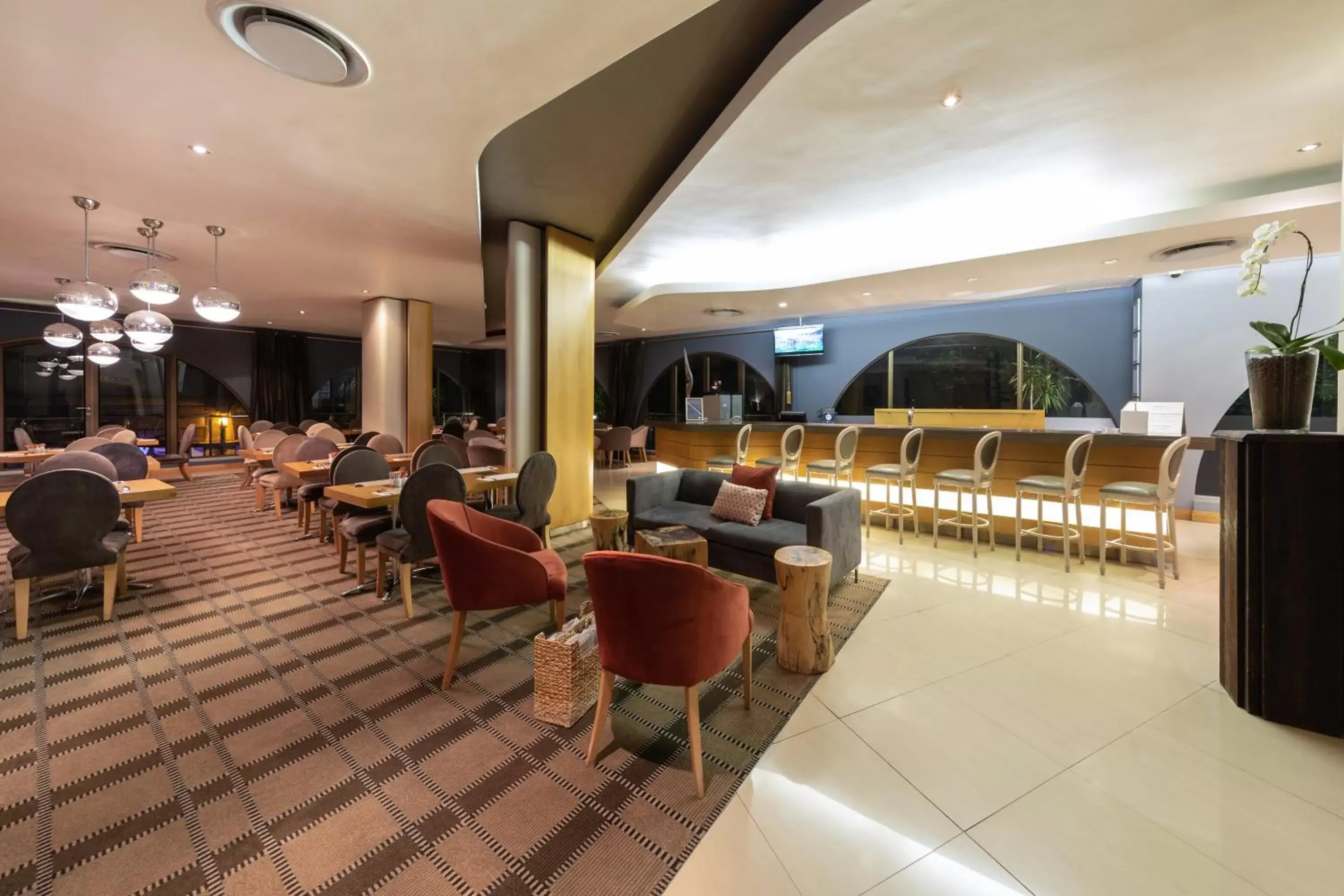 Lounge or bar in Holiday Inn Express Cape Town City Centre, an IHG Hotel