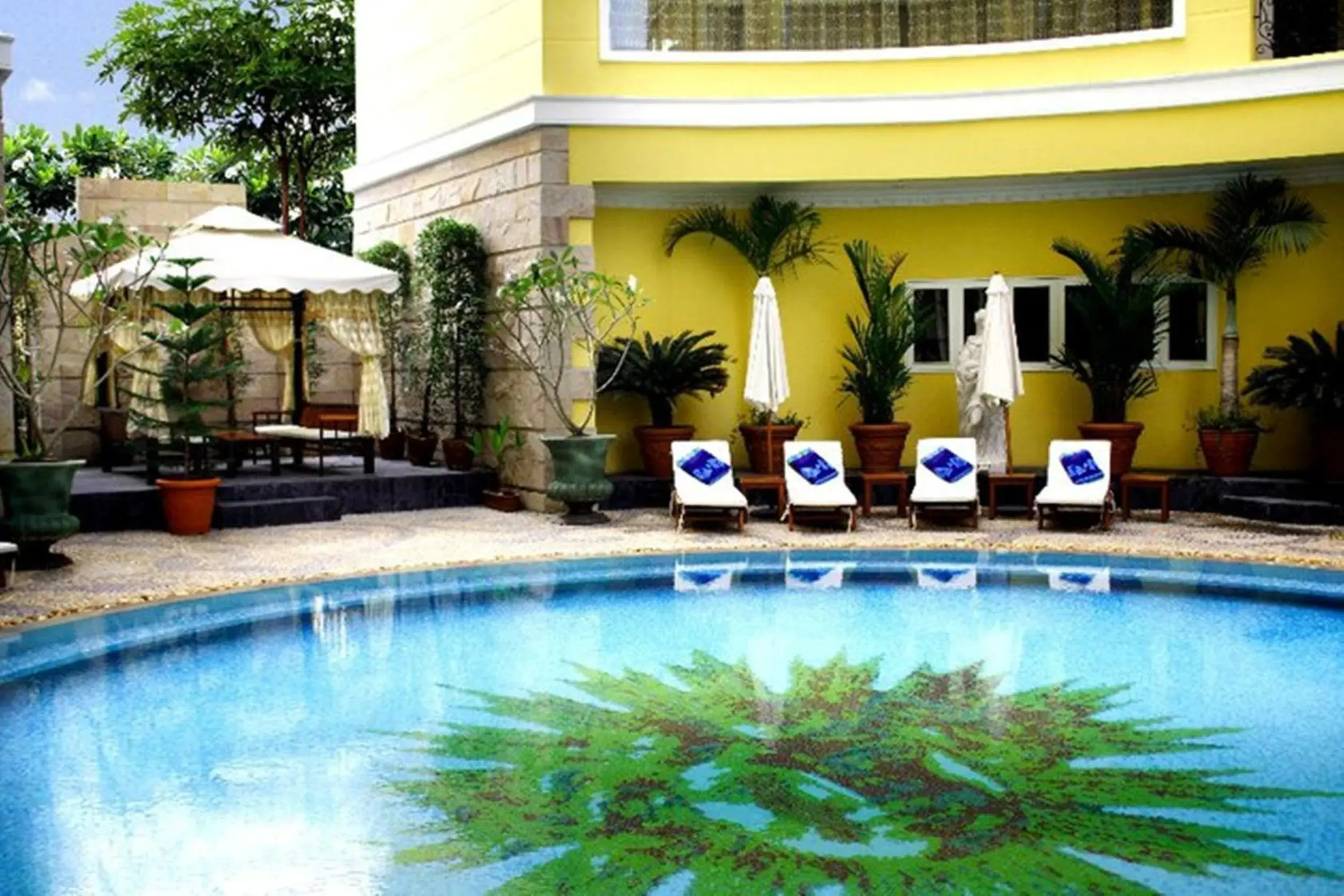 Garden, Swimming Pool in Four Seasons Place Hotel