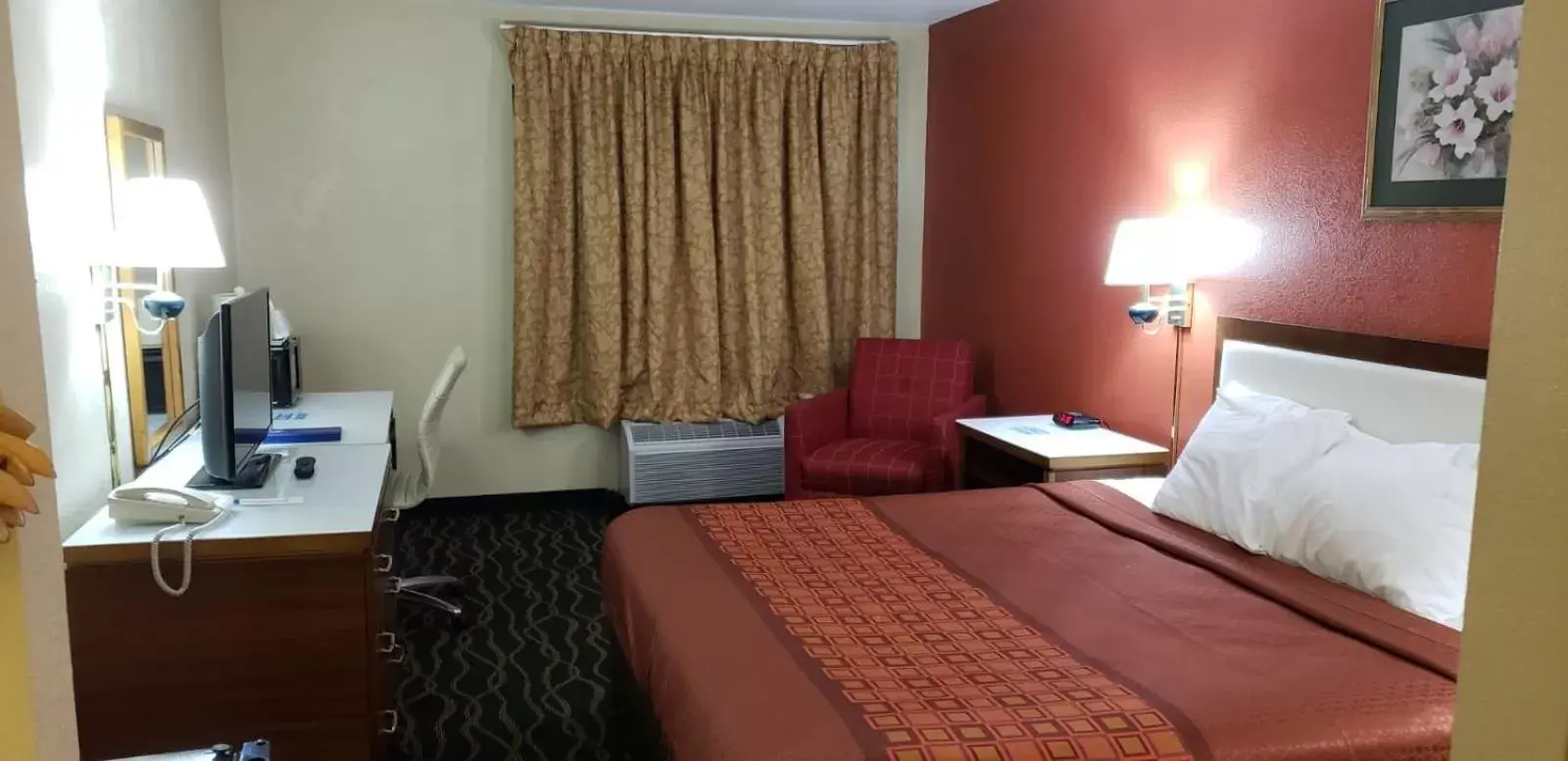 Bed in Rodeway Inn Wormleysburg – Harrisburg