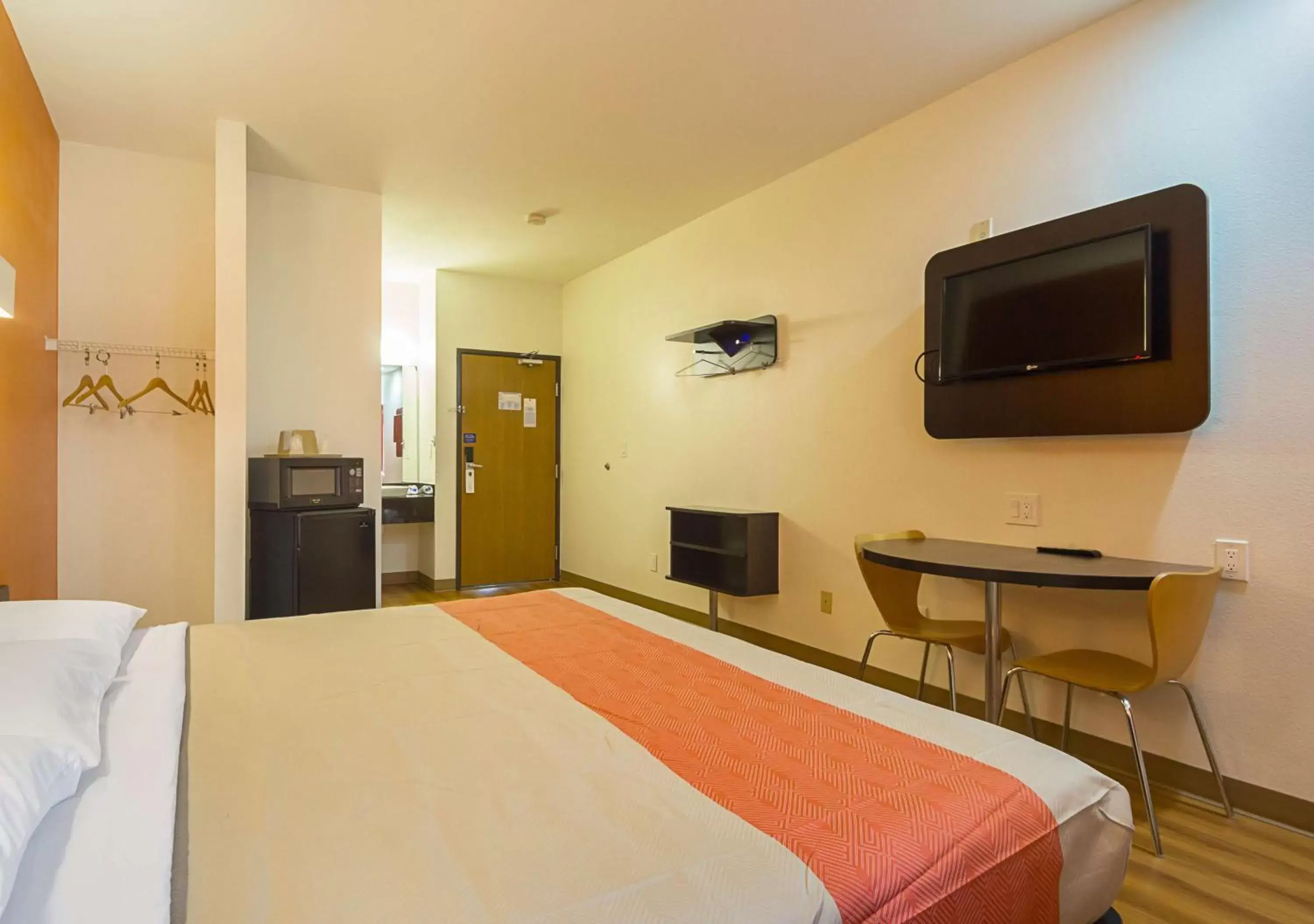 TV and multimedia, Bed in Motel 6 Dallas – Irving DFW Airport South