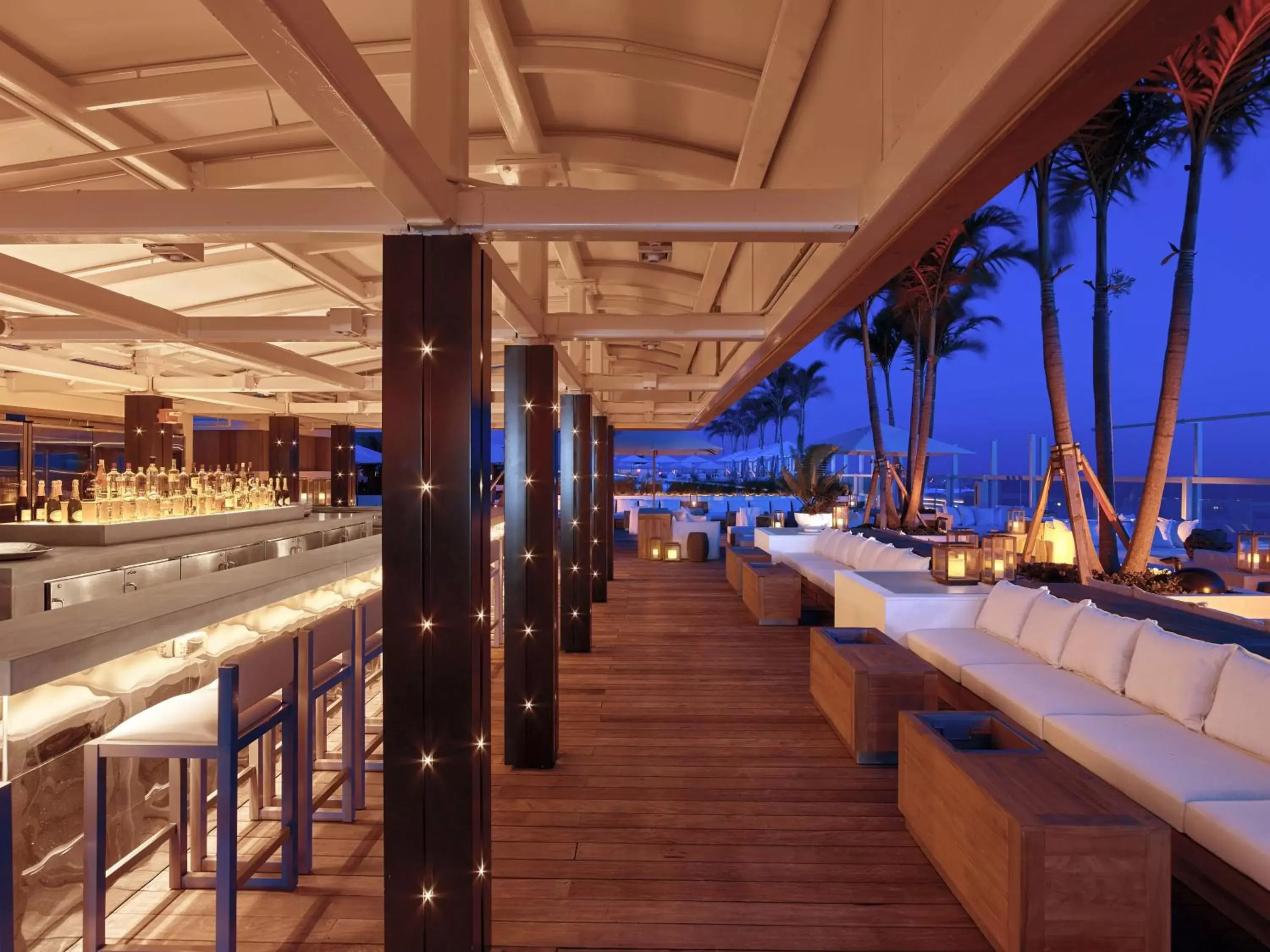 Lounge or bar, Restaurant/Places to Eat in 1 Hotel South Beach