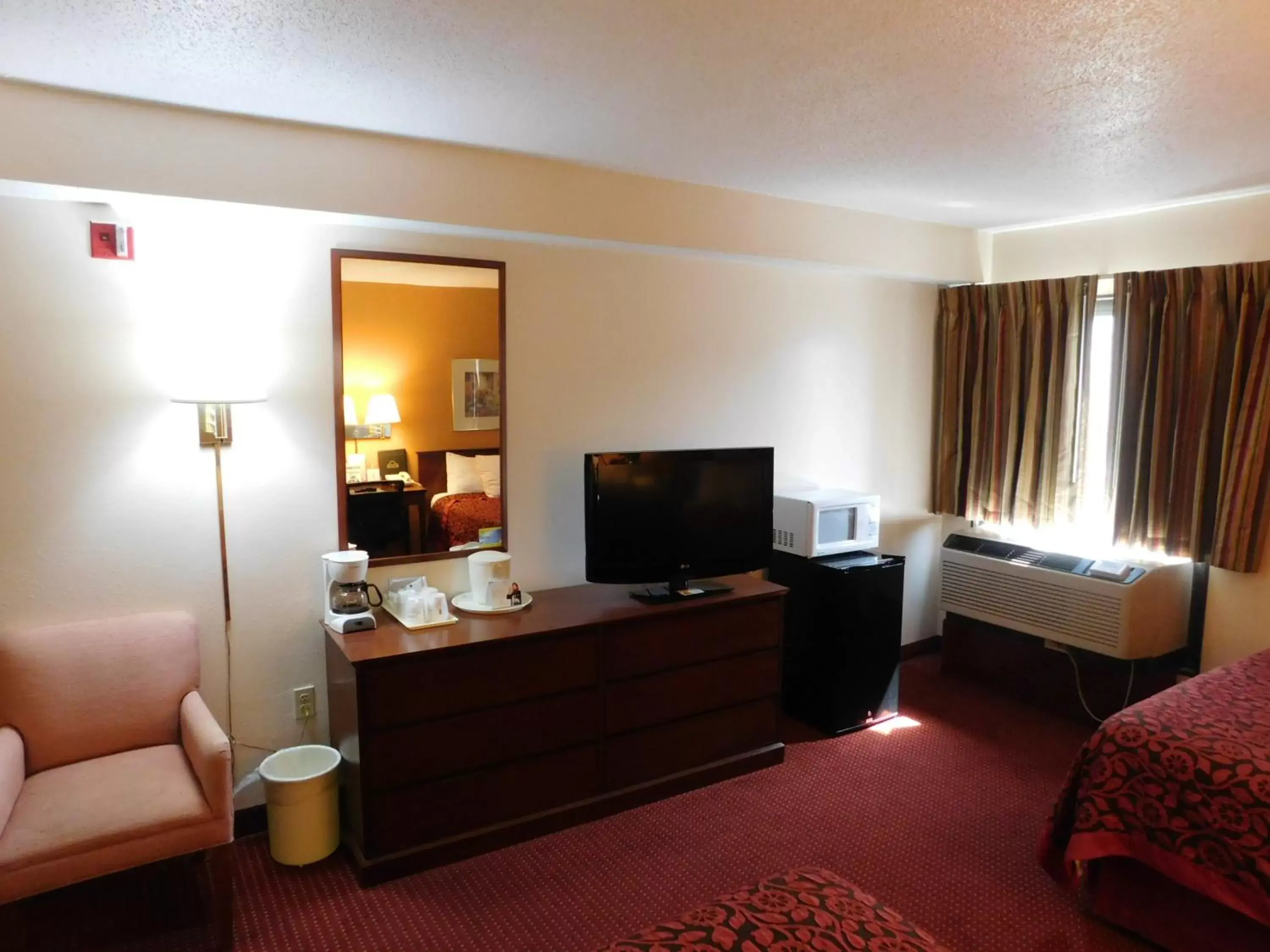 Photo of the whole room, Seating Area in Days Inn & Suites by Wyndham Cedar Rapids