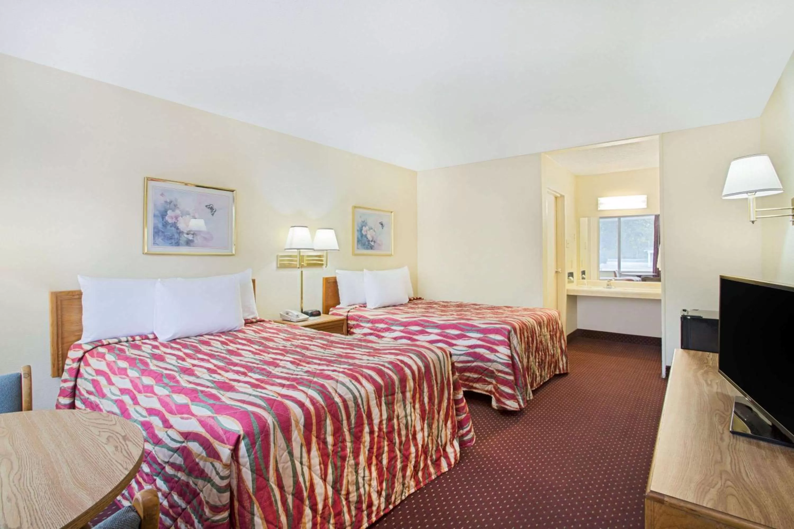 Photo of the whole room, Bed in Bristol Parkway inn