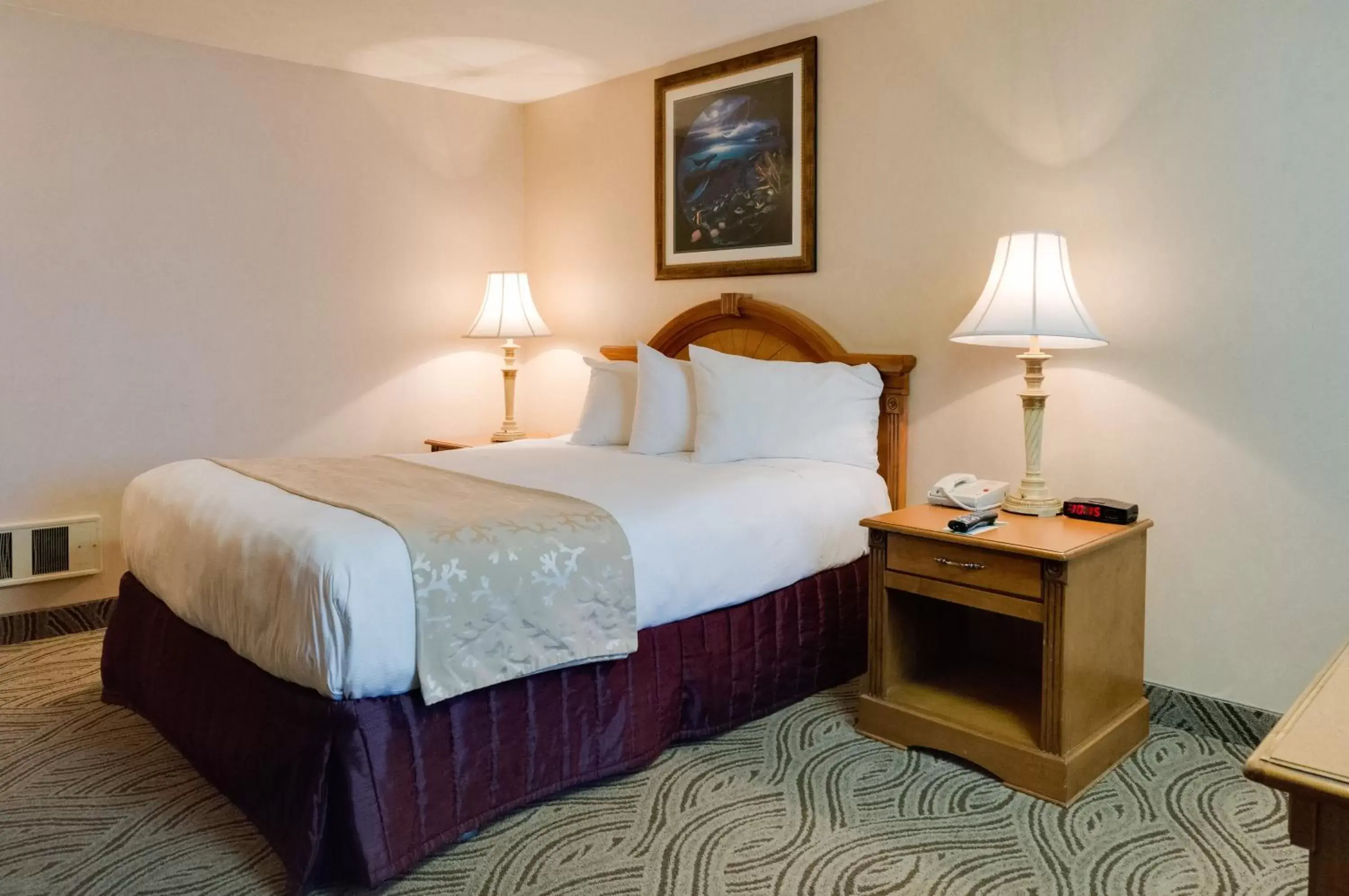 Bedroom, Bed in Shilo Inn Suites Seaside Oceanfront