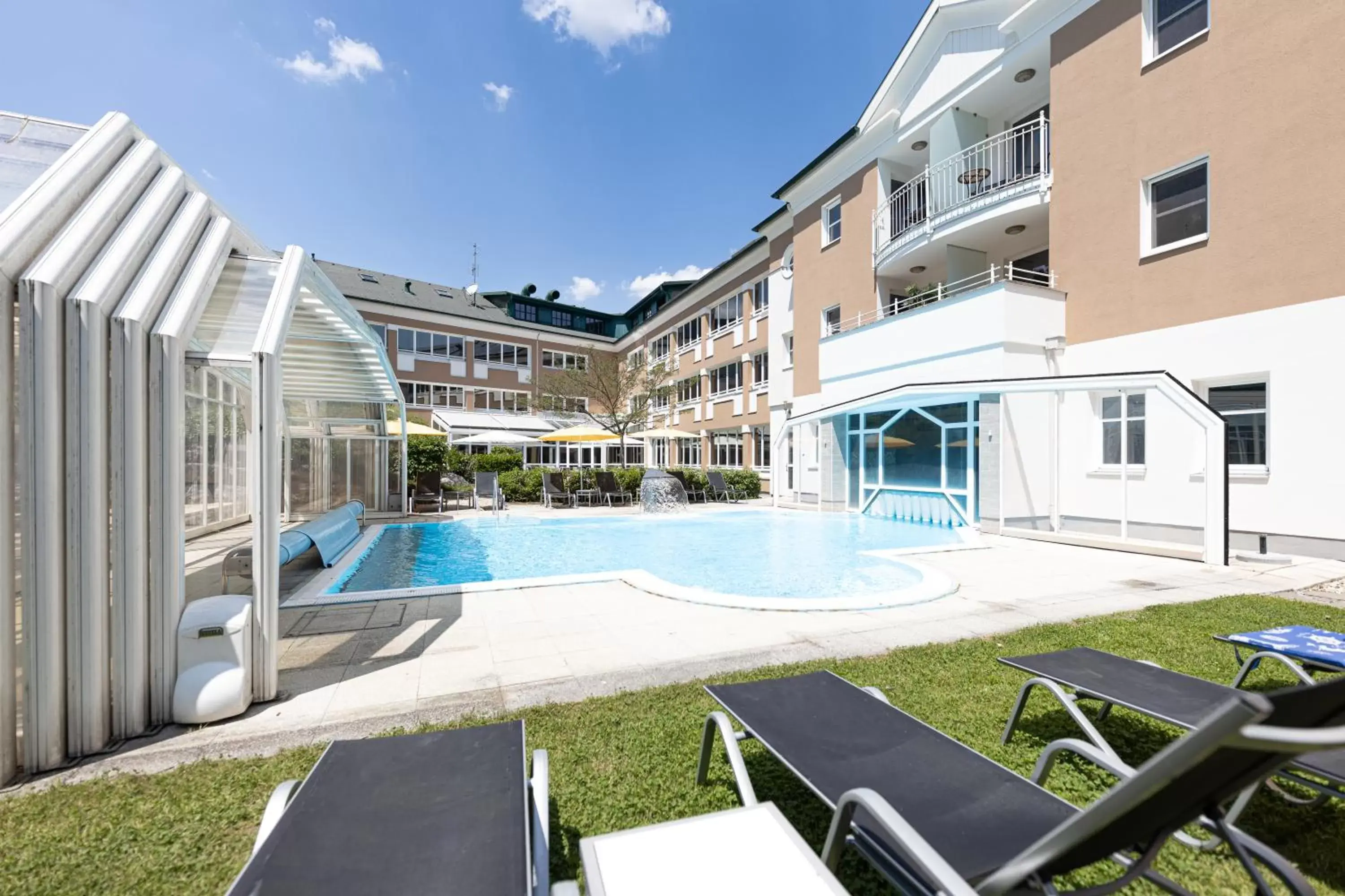 Property building, Swimming Pool in Hotel Schlafgut