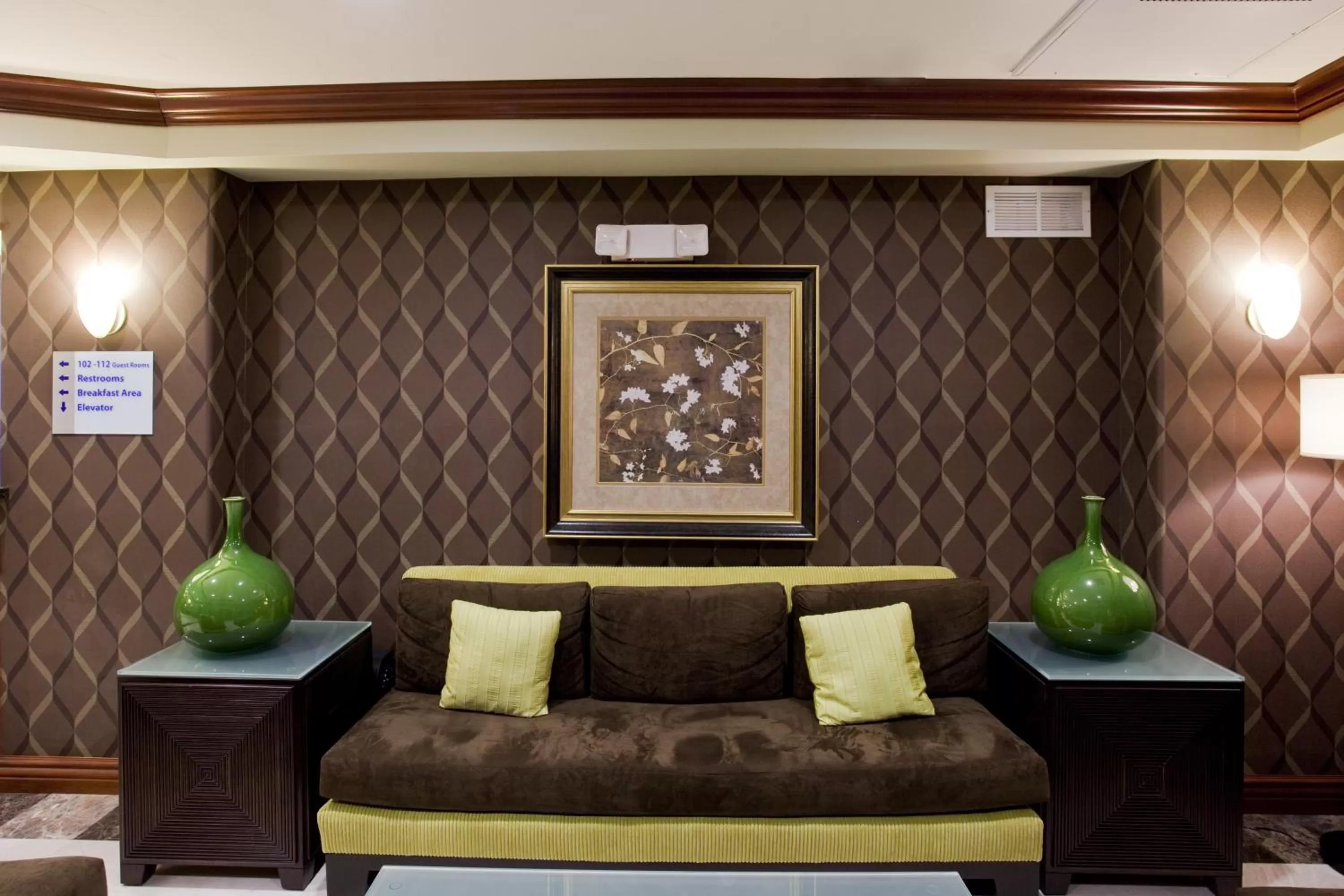 Lobby or reception in Holiday Inn Express & Suites Woodland Hills by IHG