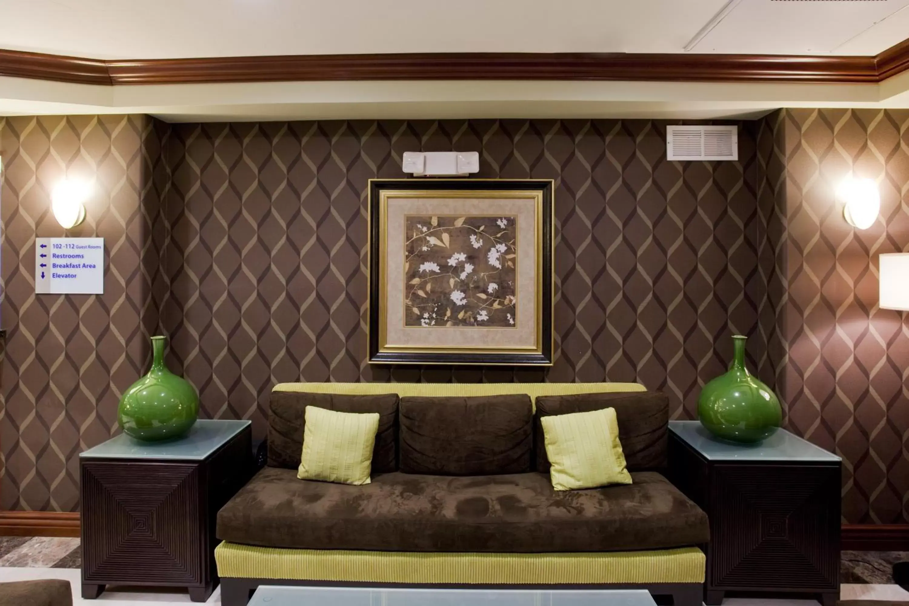 Lobby or reception, Seating Area in Holiday Inn Express Hotel & Suites Woodland Hills, an IHG Hotel