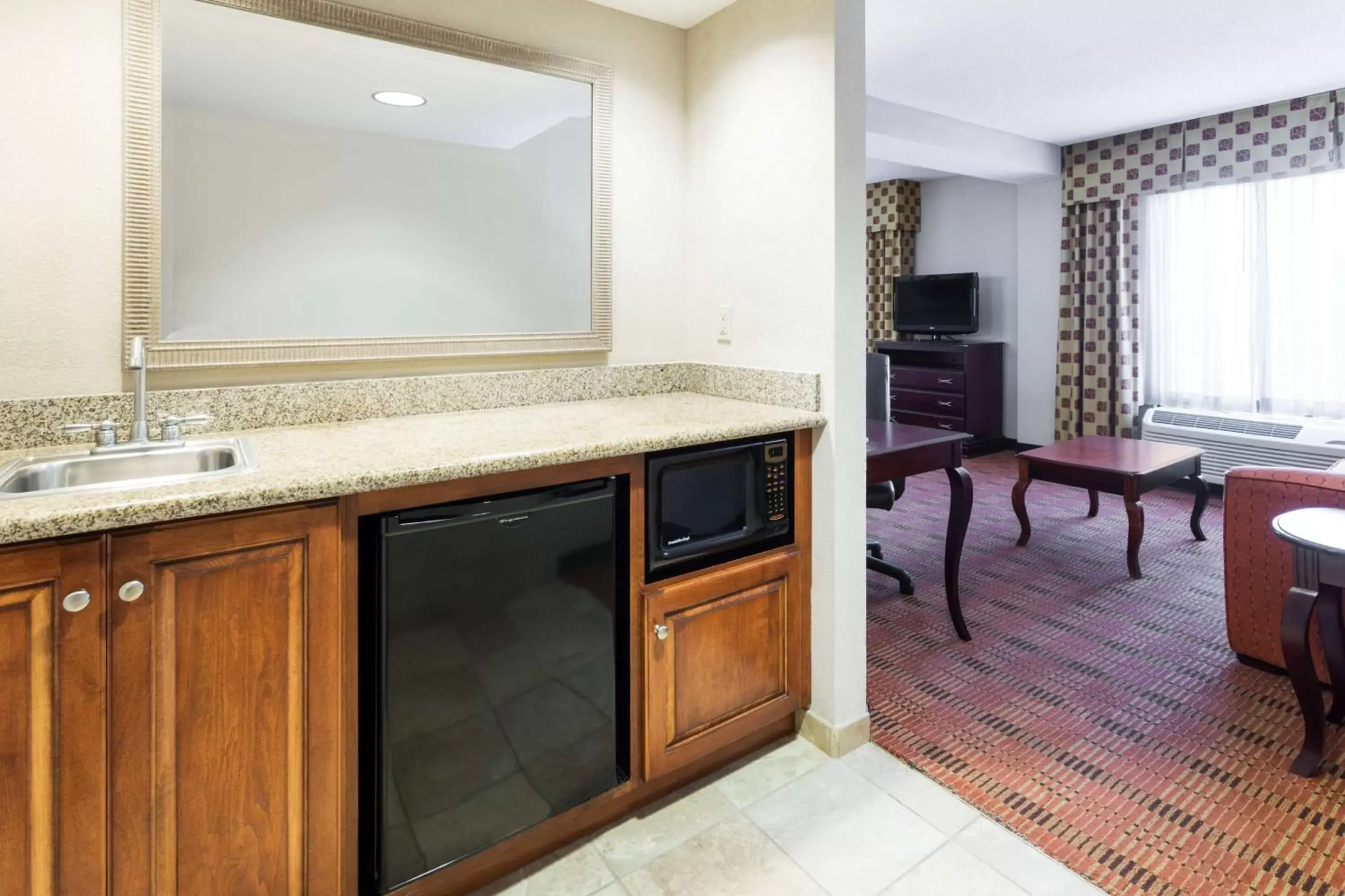 Bedroom, Kitchen/Kitchenette in Hampton Inn Moss Point