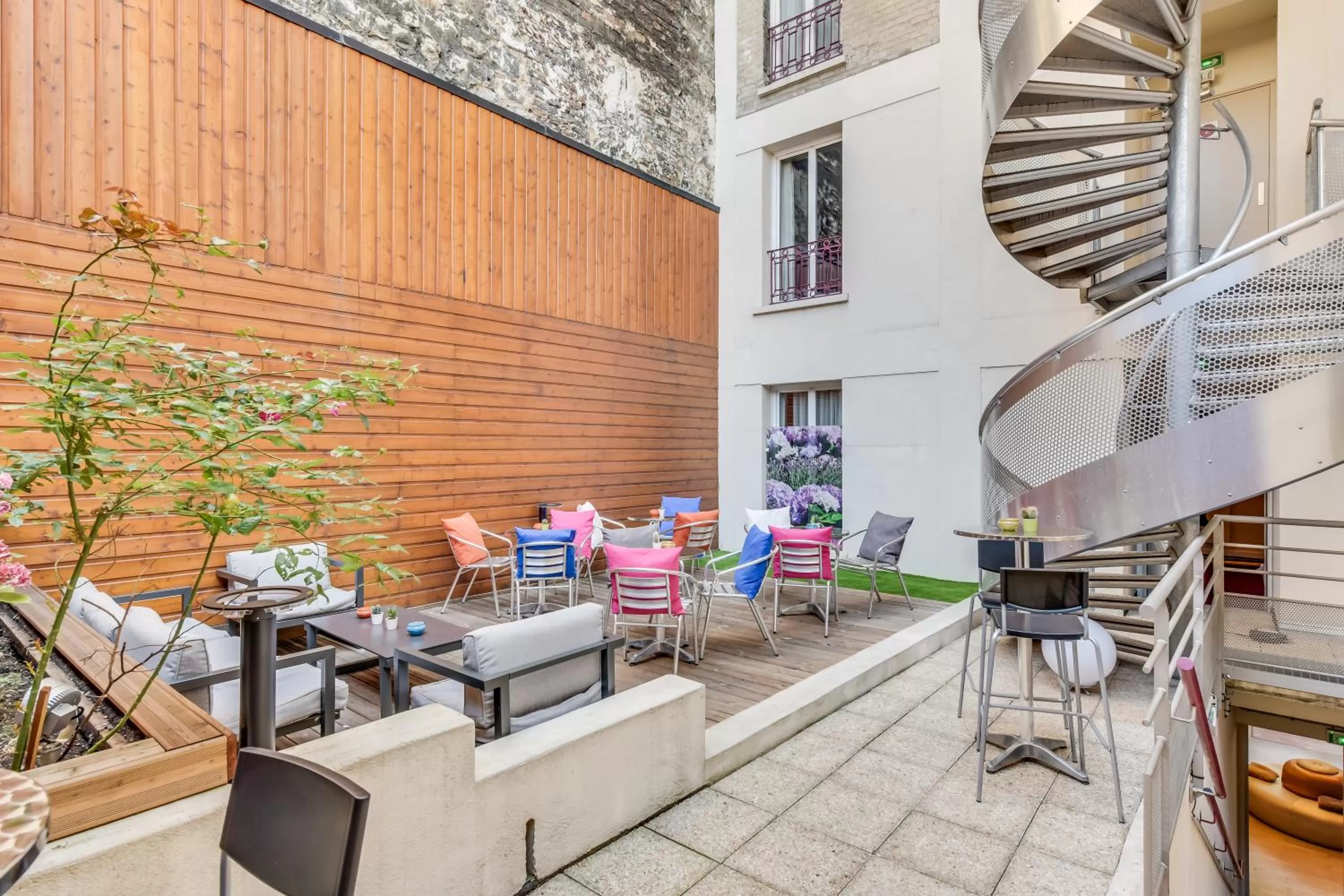 Patio in Mercure Paris Bastille Marais