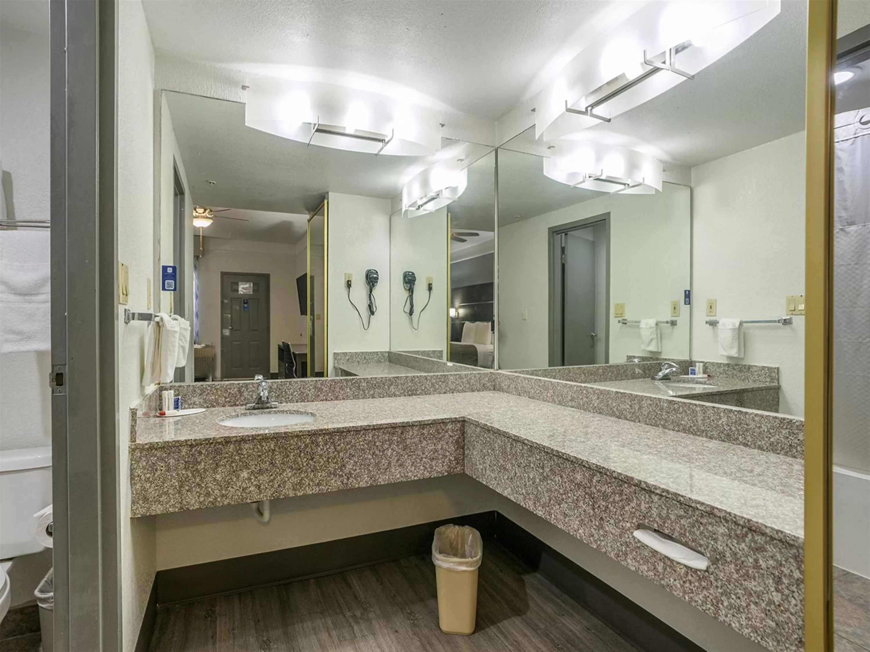 Days Inn & Suites by Wyndham Webster NASA-ClearLake-Houston