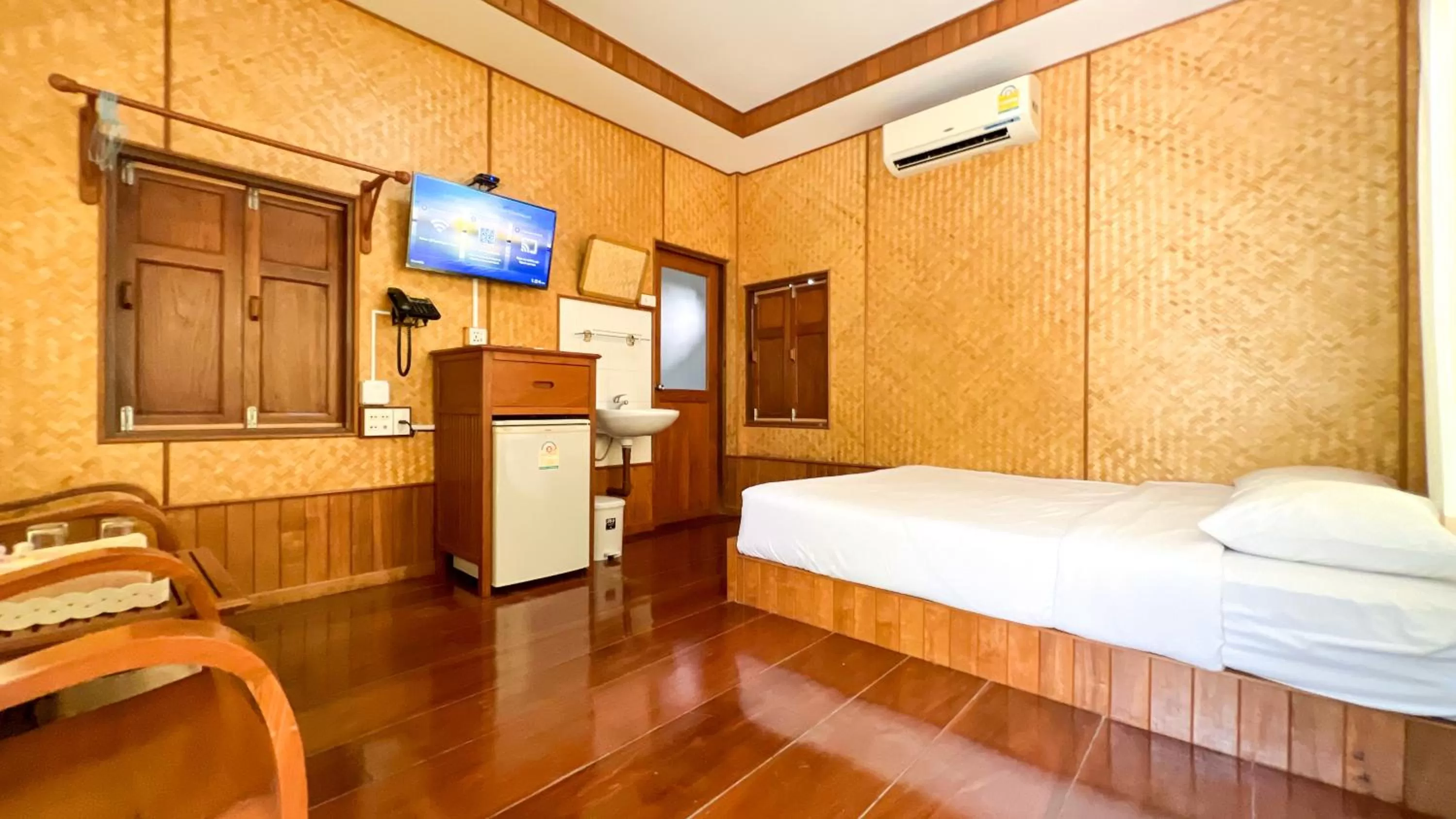 Photo of the whole room, Bed in Baan Siriporn Resort - โรงแรมบ้านศิริพร รีสอร์ท