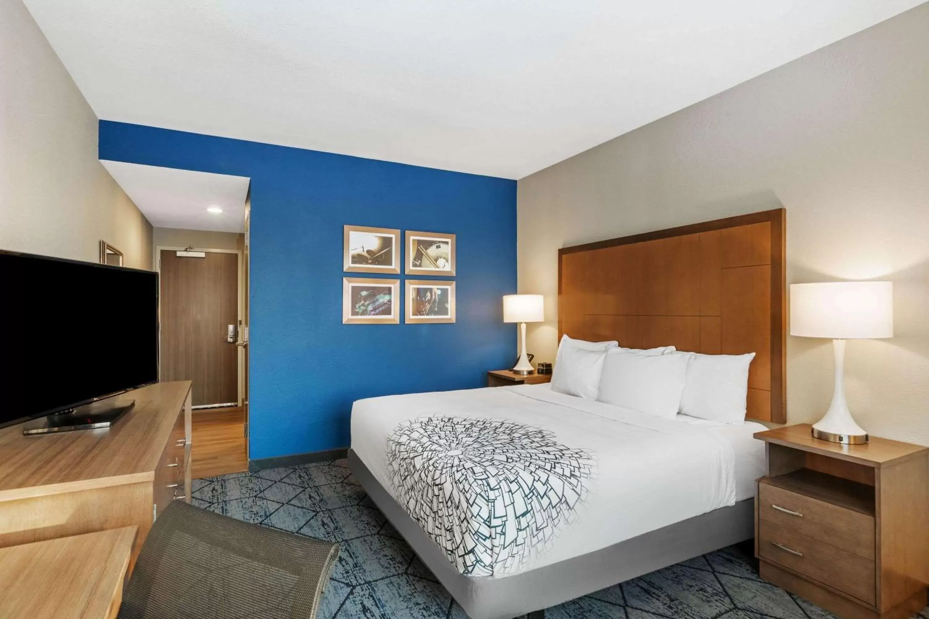 Photo of the whole room, Bed in La Quinta Inn & Suites by Wyndham Kansas City Beacon Hill