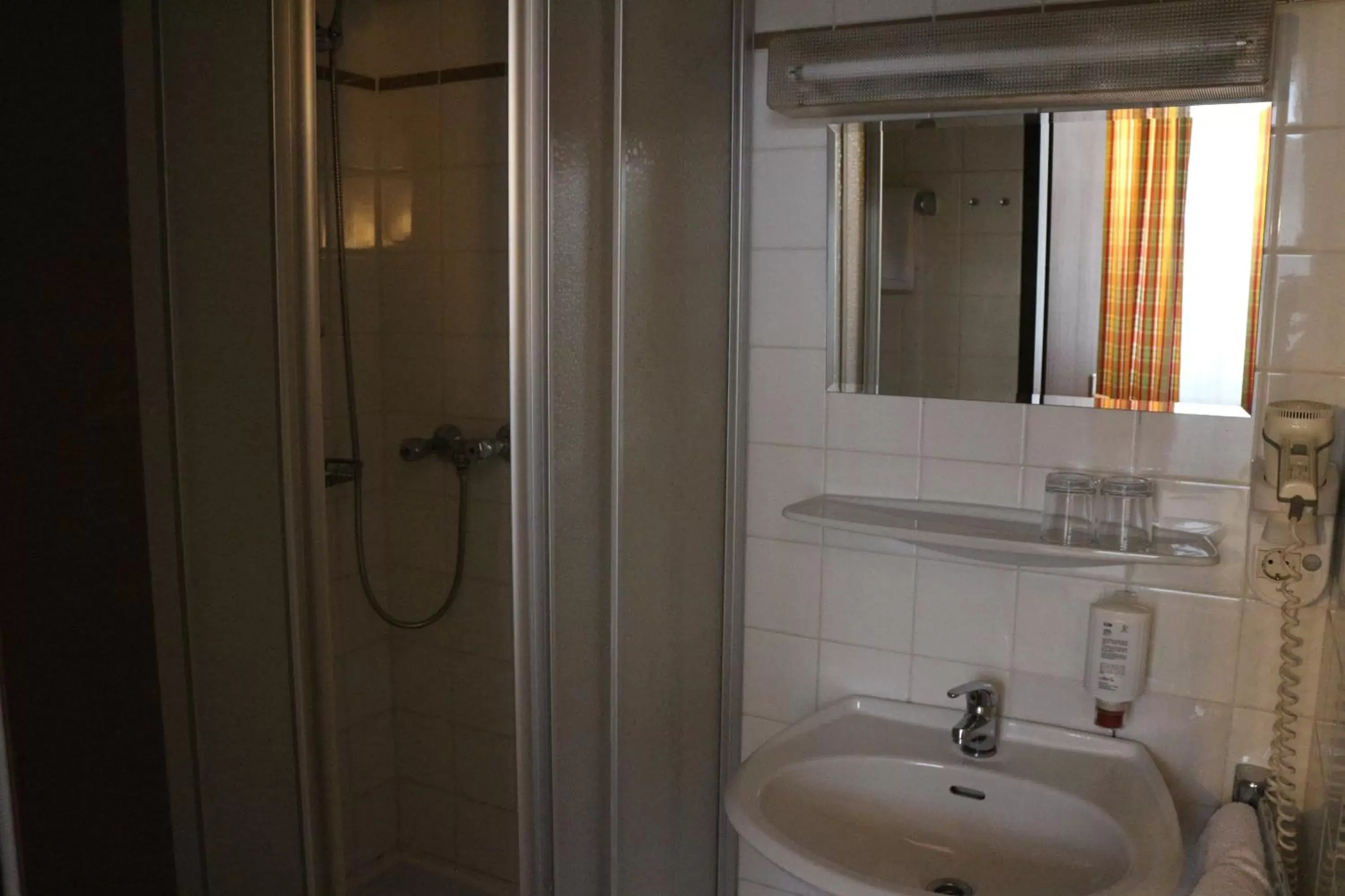 Shower, Bathroom in Kolbeck Rooms