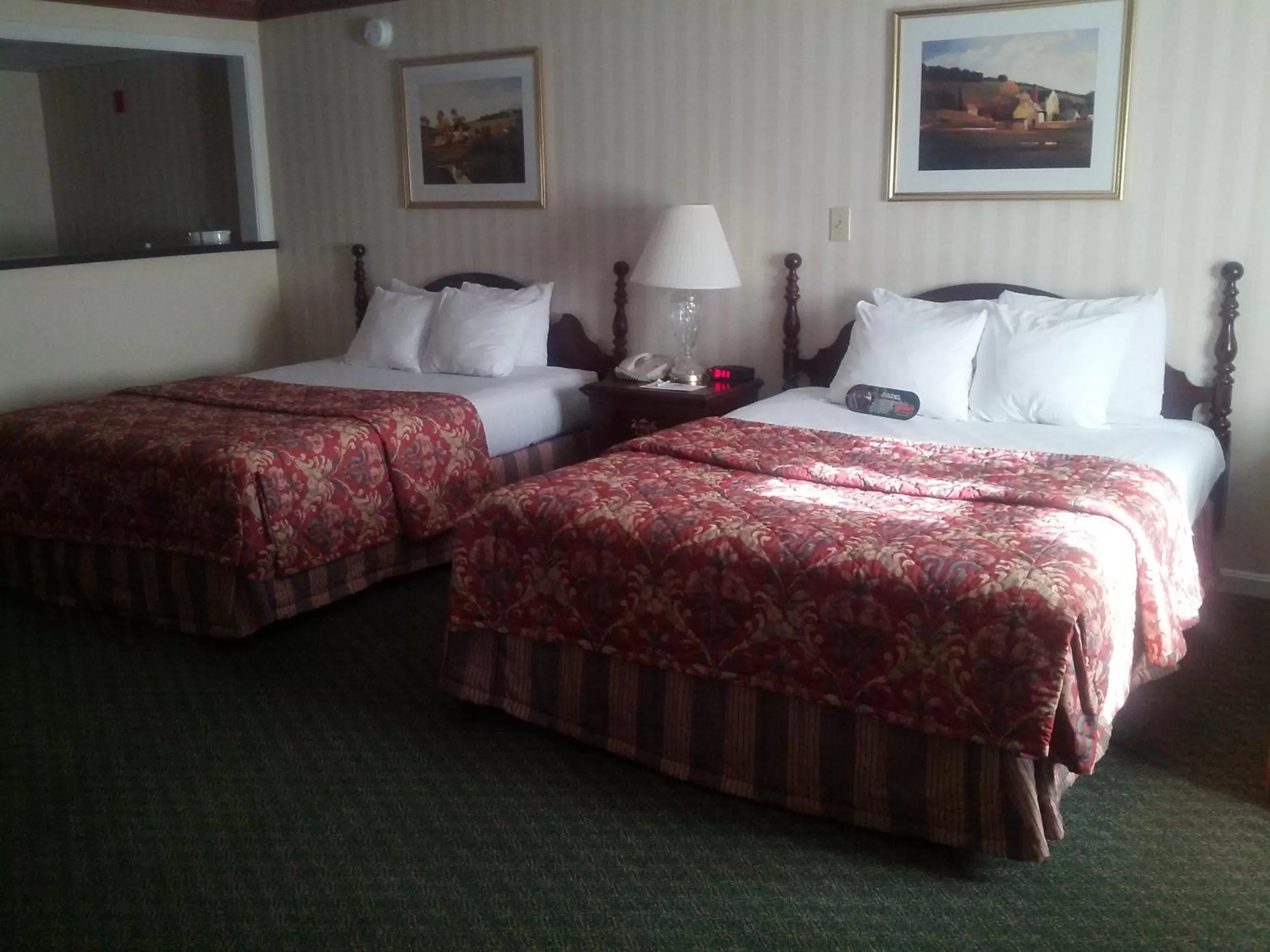 Courtyard Level with Two Queen Beds in Fairbanks Inn