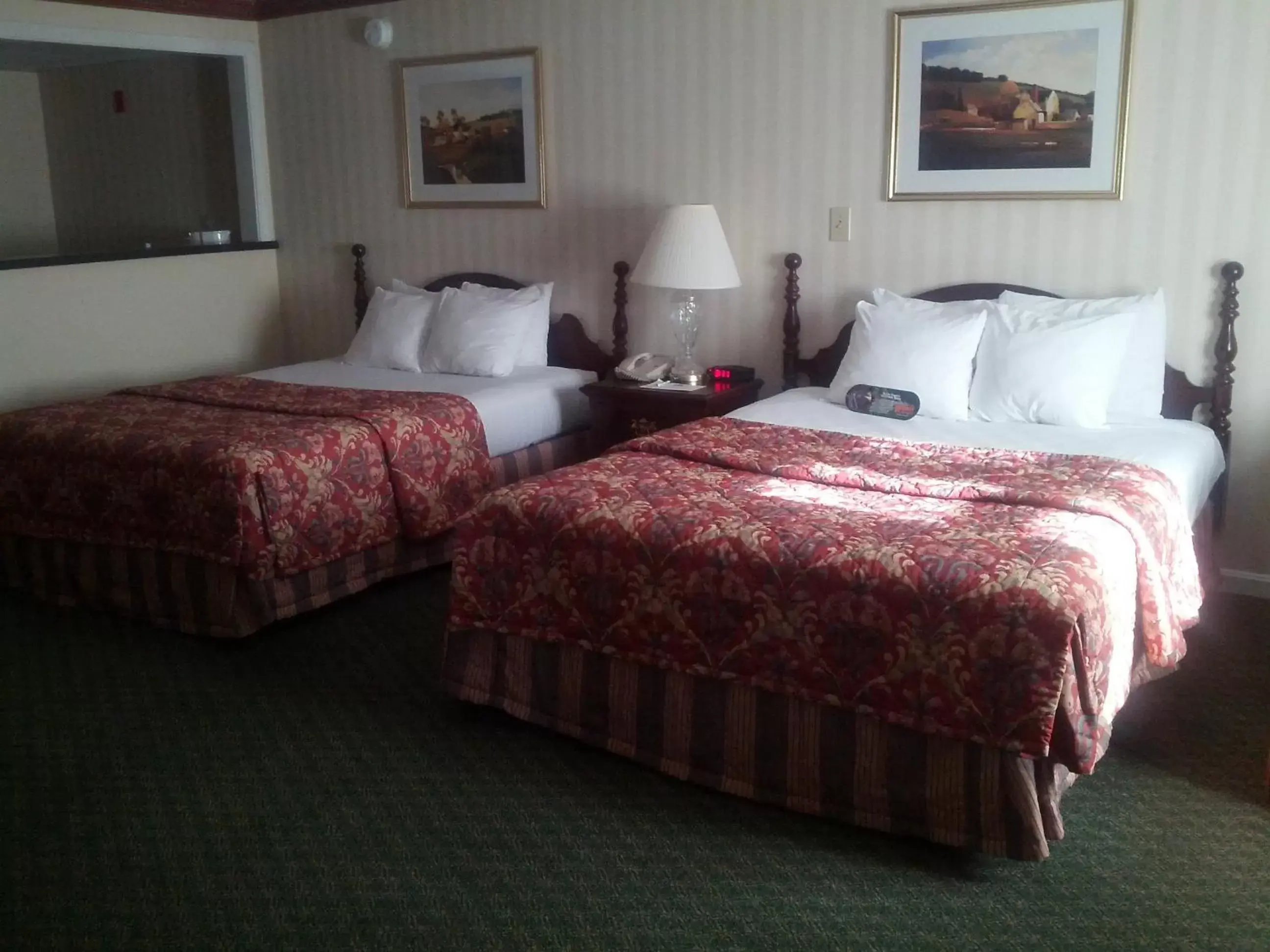 Efficiency Two Queen Beds in Fairbanks Inn