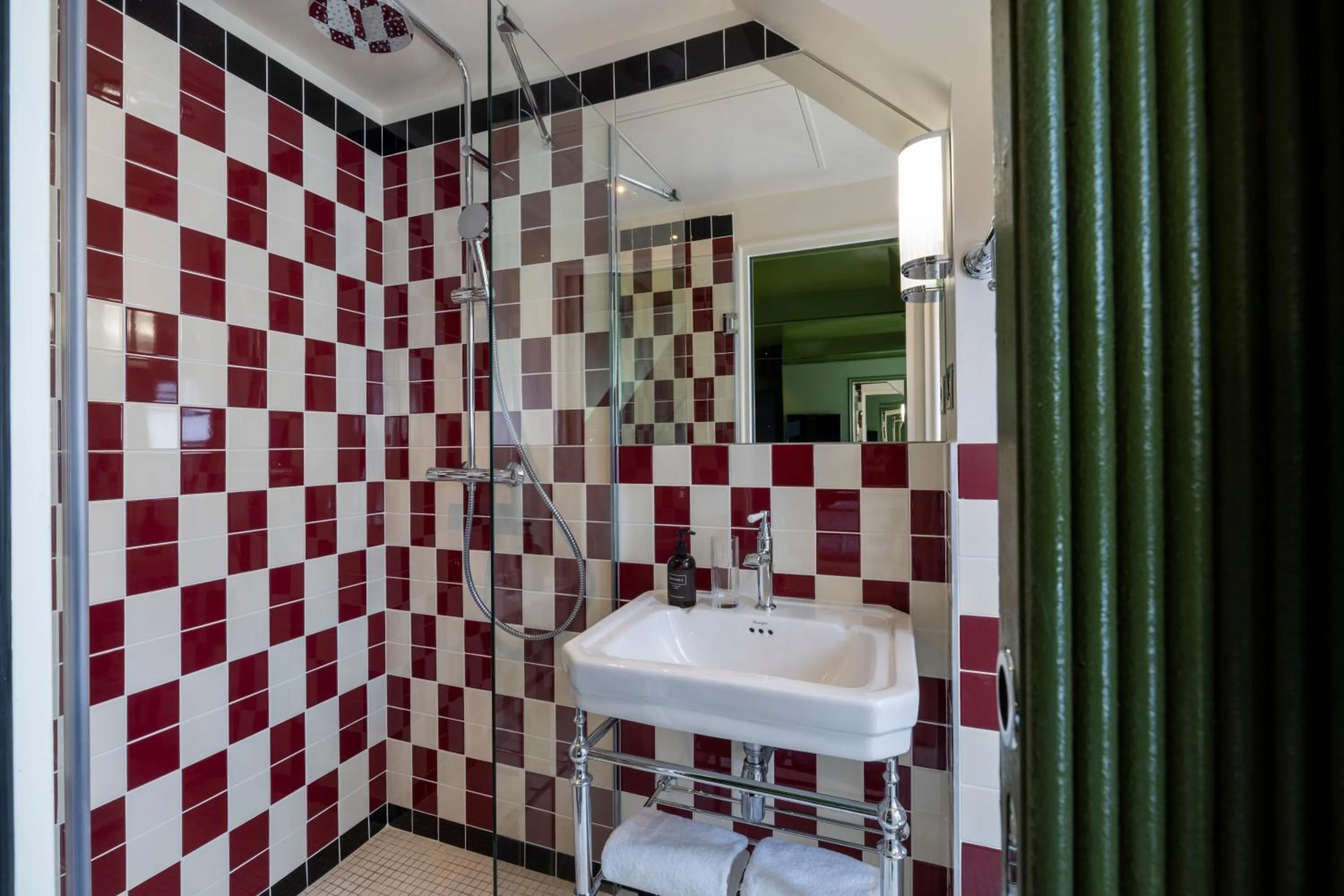 Shower, Bathroom in Hôtel du Home Moderne