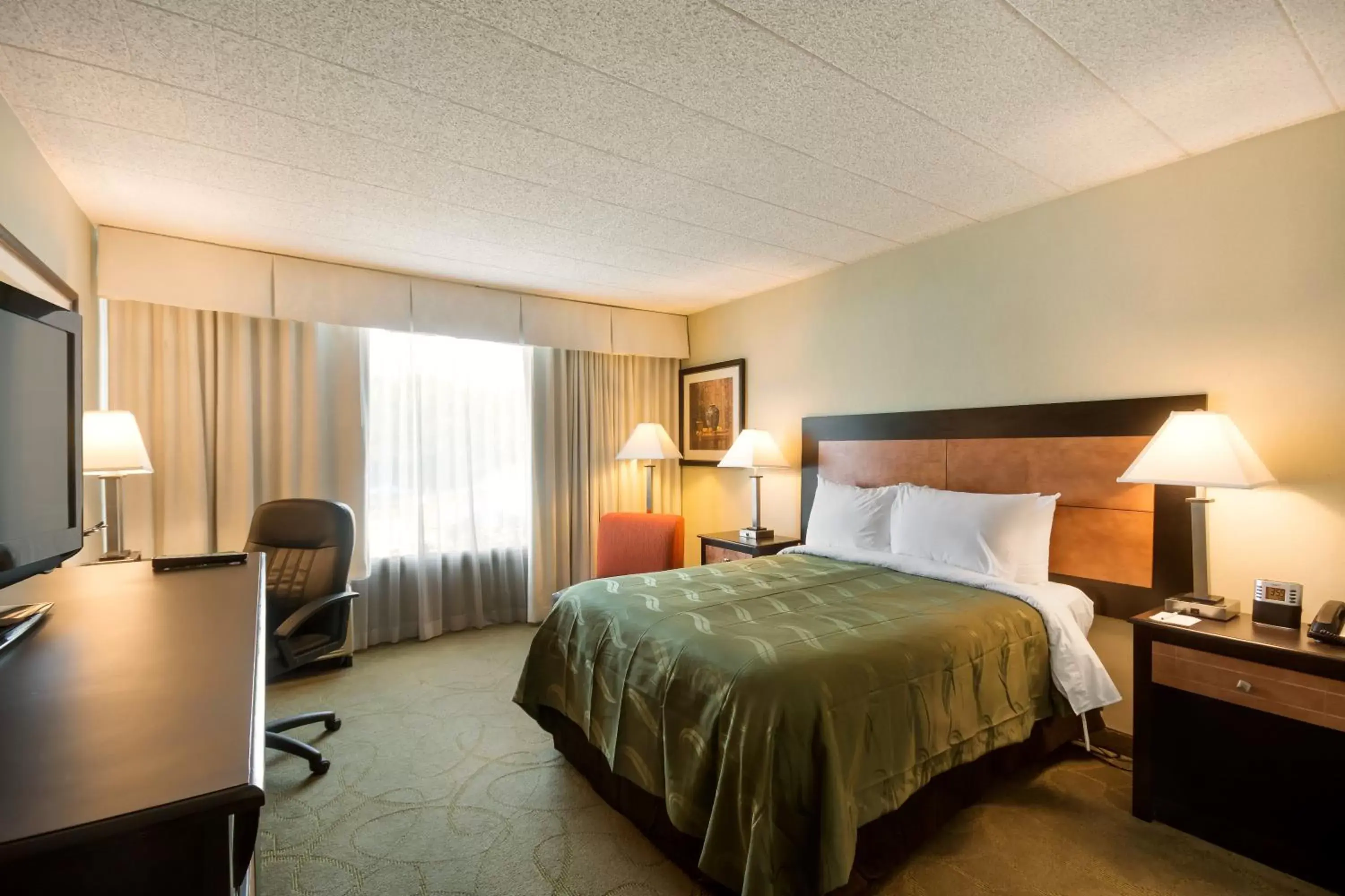 Photo of the whole room, Bed in Chester Hotel and Conference Center