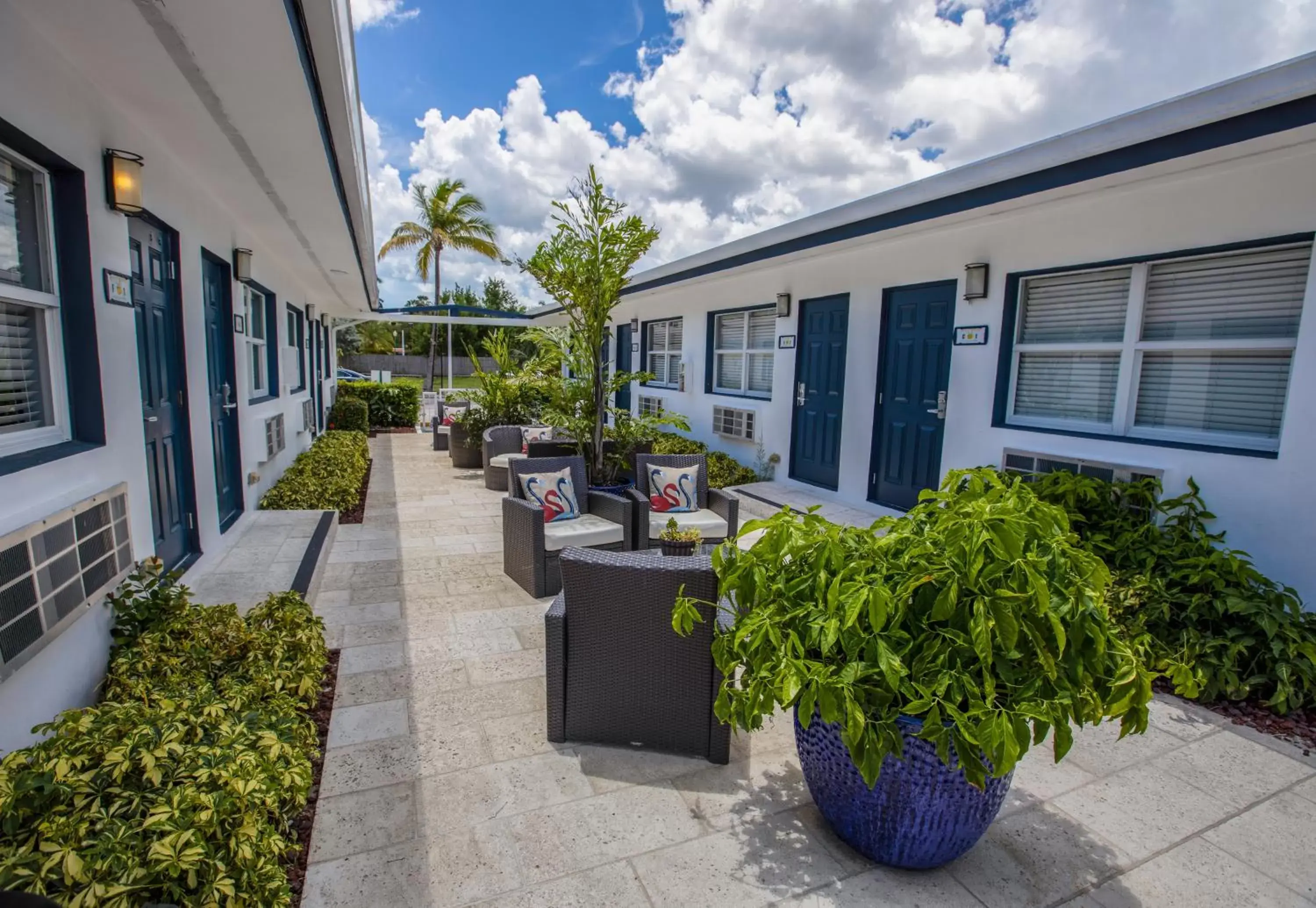 Patio, Property Building in Hollywood Beach Suites and Hotel