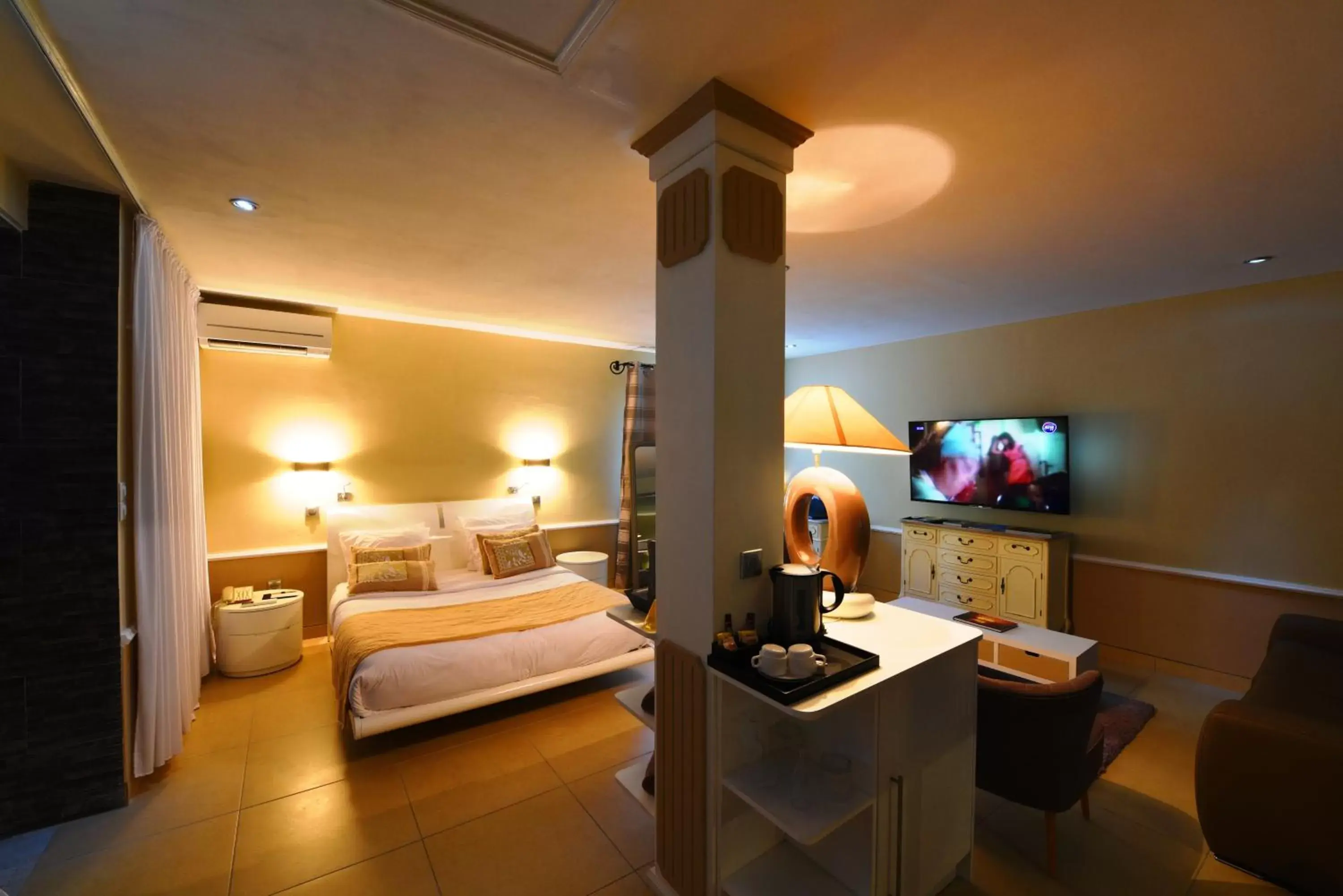 Photo of the whole room, TV/Entertainment Center in Hotel Le Cilaos