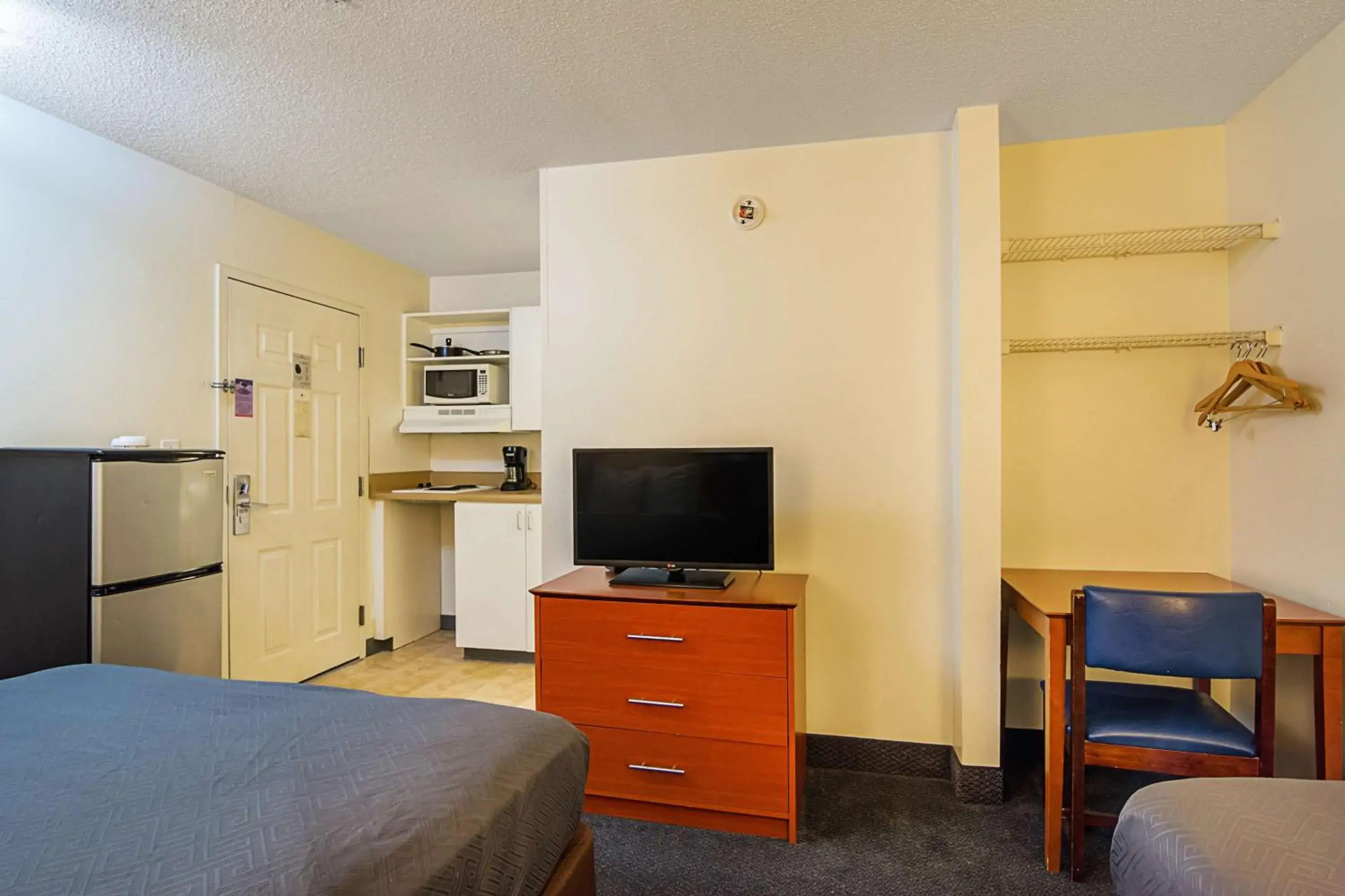 Photo of the whole room, TV/Entertainment Center in Motel 6-Fayetteville, NC - Fort Bragg Area