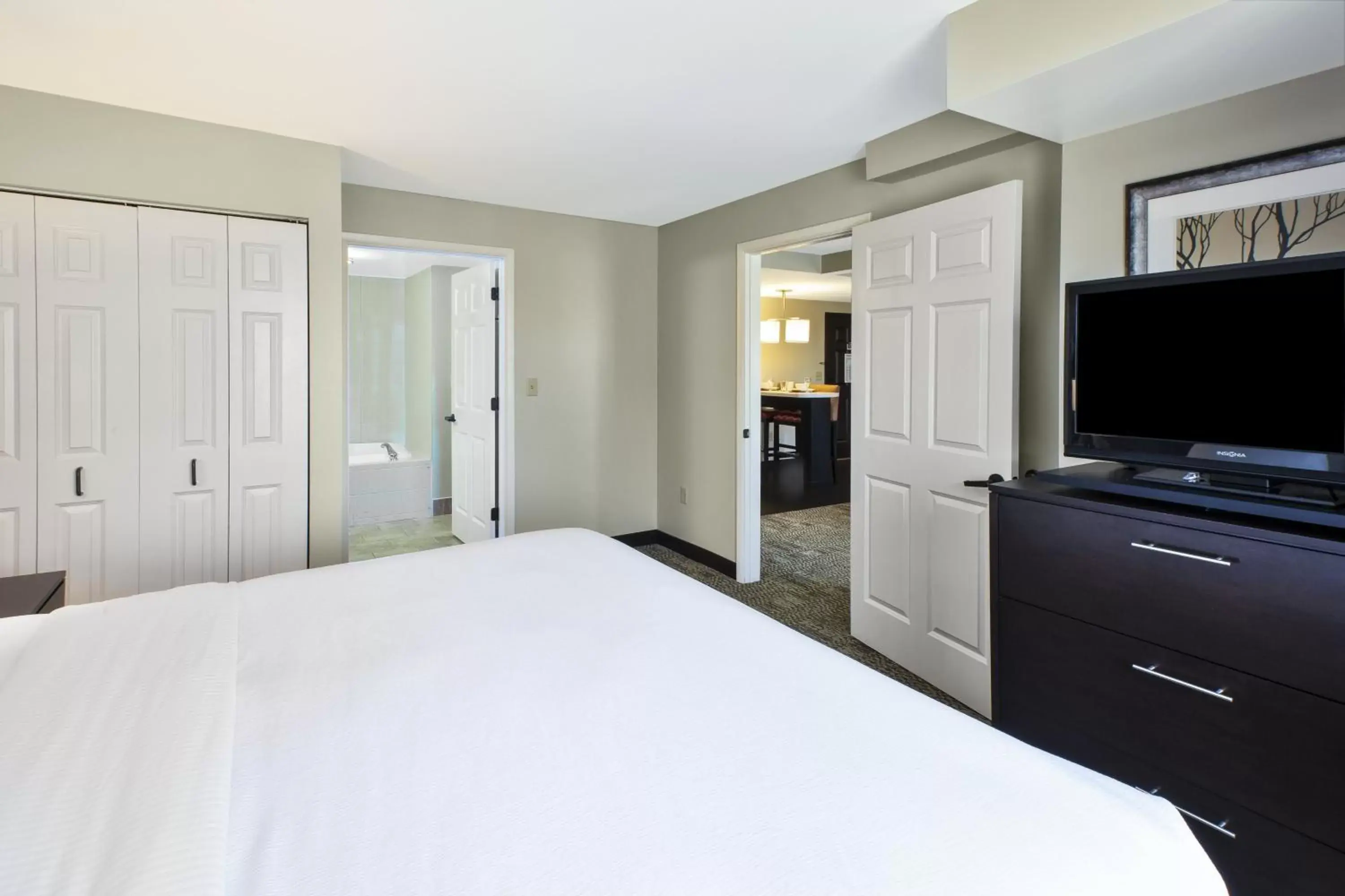 Photo of the whole room, Bed in Staybridge Suites Cleveland Mayfield Heights Beachwood, an IHG Hotel