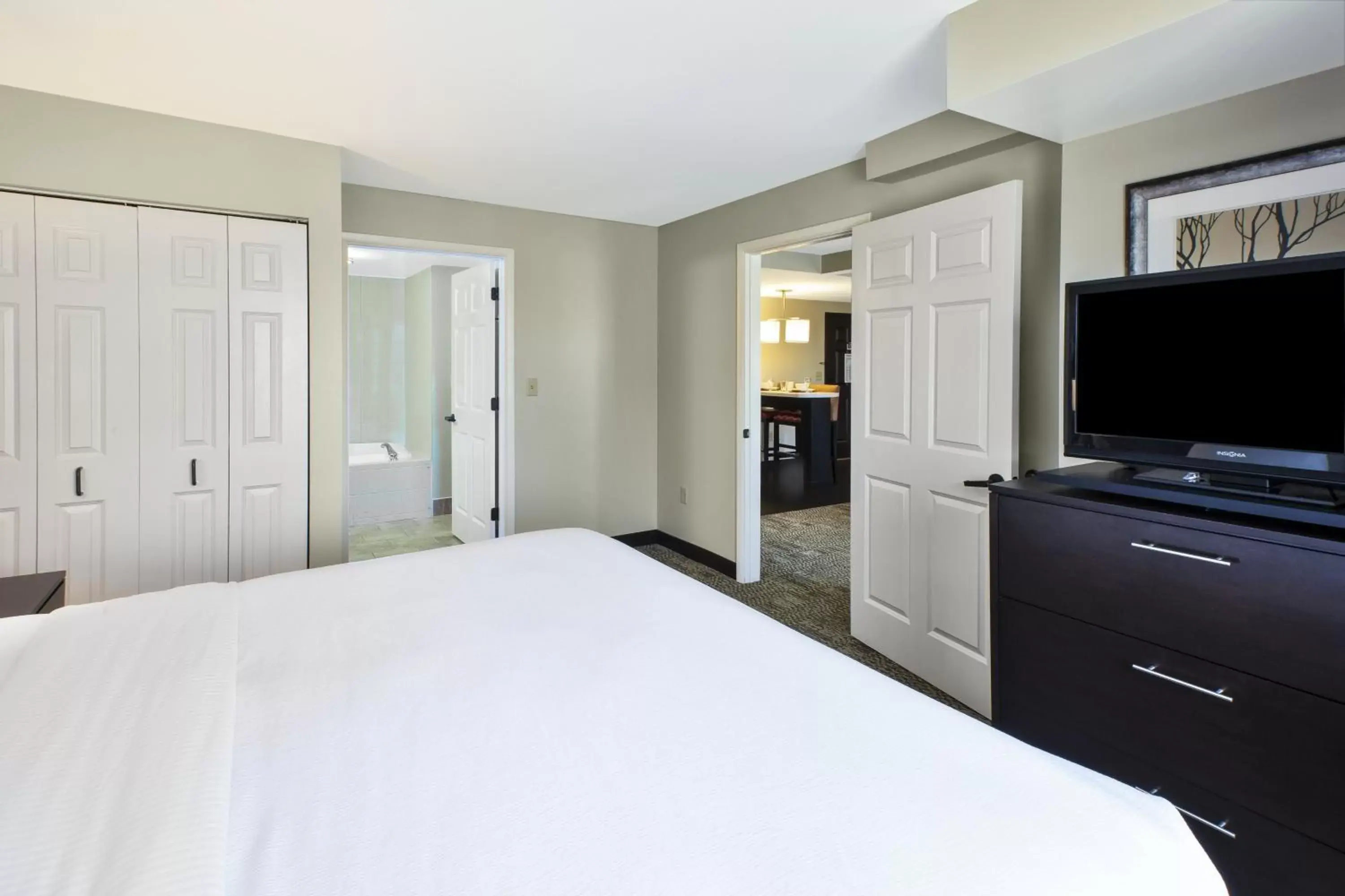 Two-Bedroom Queen Suite - Hearing Accessible - Non-Smoking in Staybridge Suites Cleveland Mayfield Heights Beachwood by IHG Two-Bedroom Queen Suite - Hearing Accessible - Non-Smoking in Staybridge Suites Cleveland Mayfield Heights Beachwood by IHG