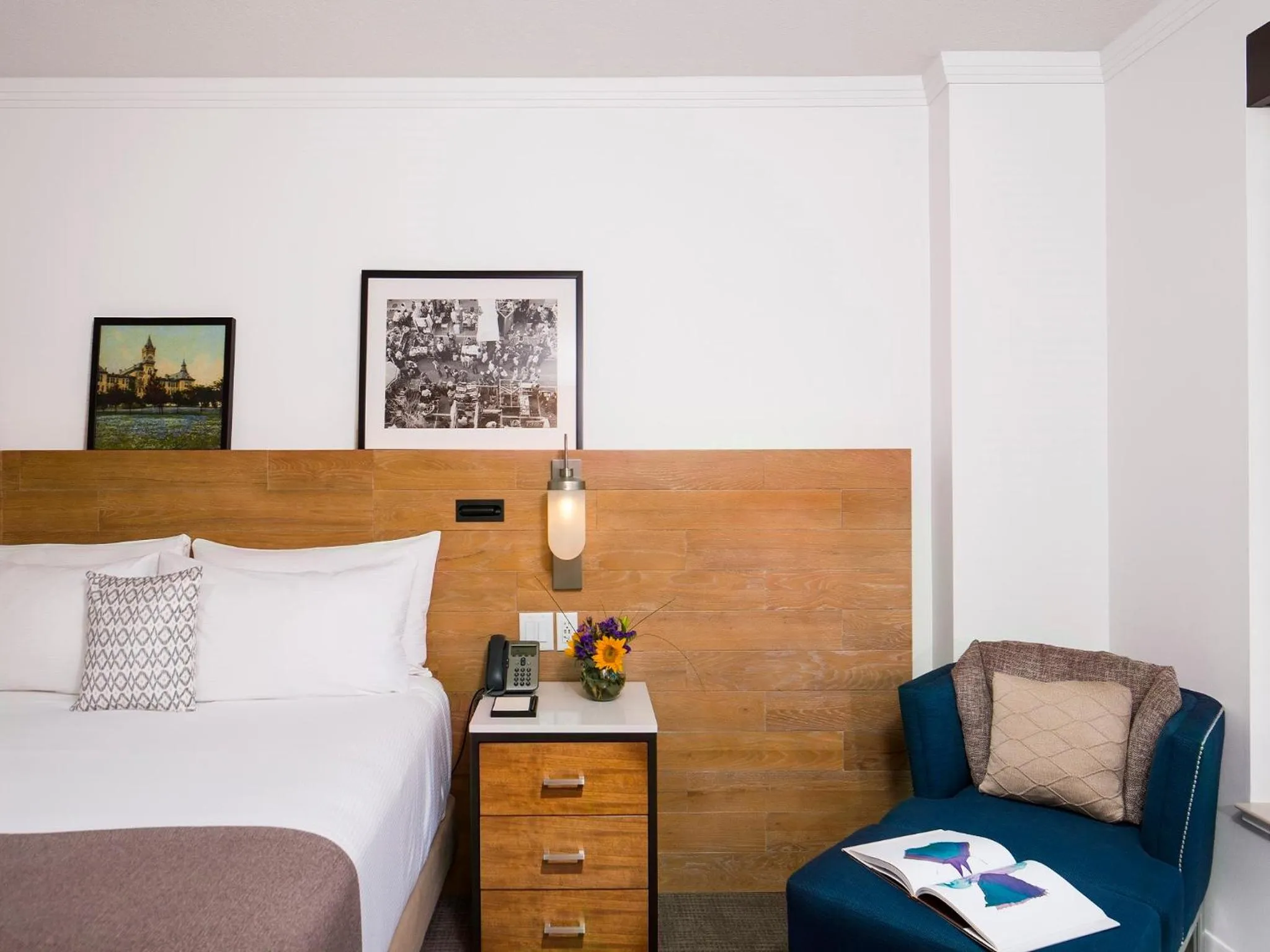 Seating area, Bed in AT&T Hotel & Conference Center