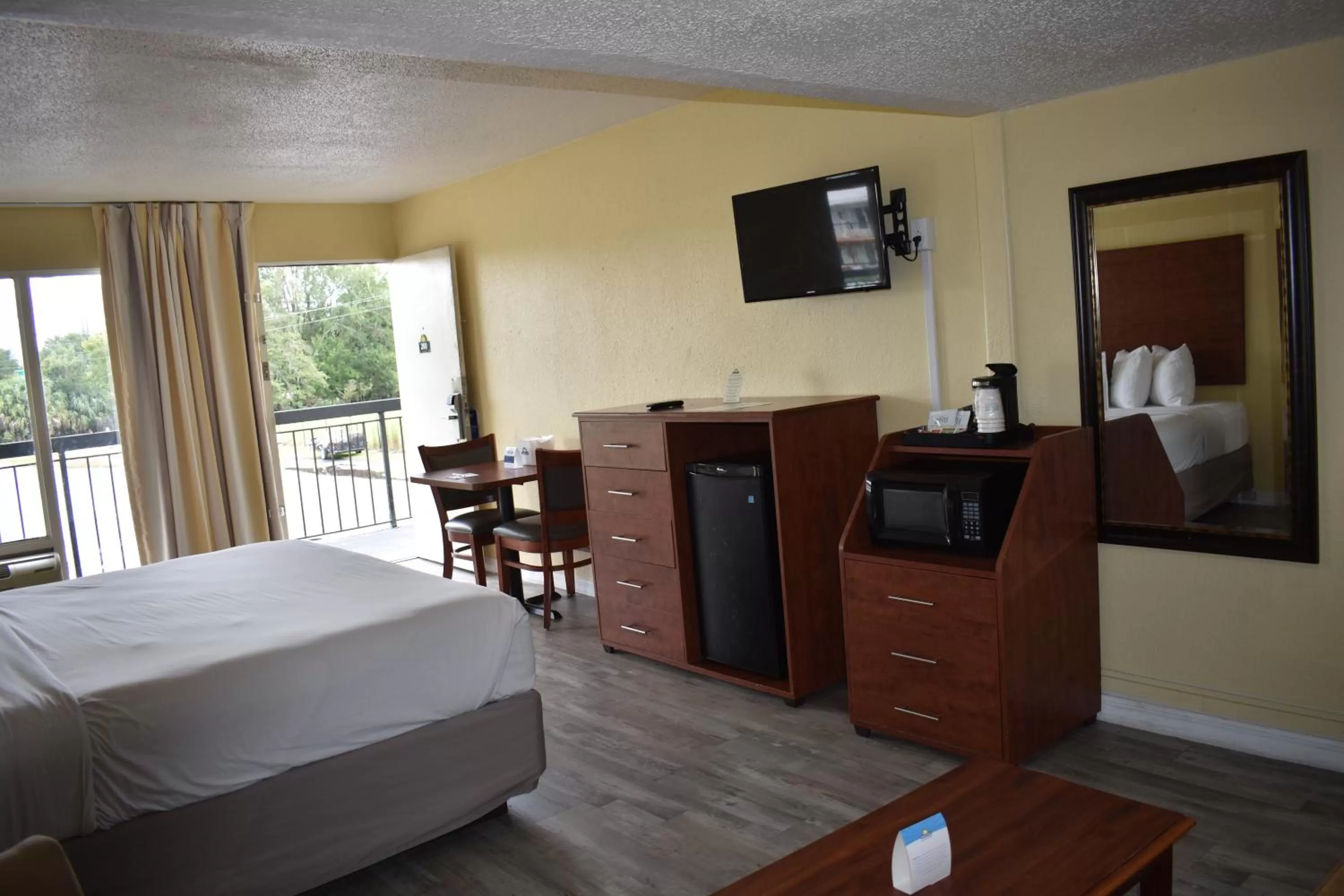 TV and multimedia, Bed in Days Inn by Wyndham Wildwood I-75