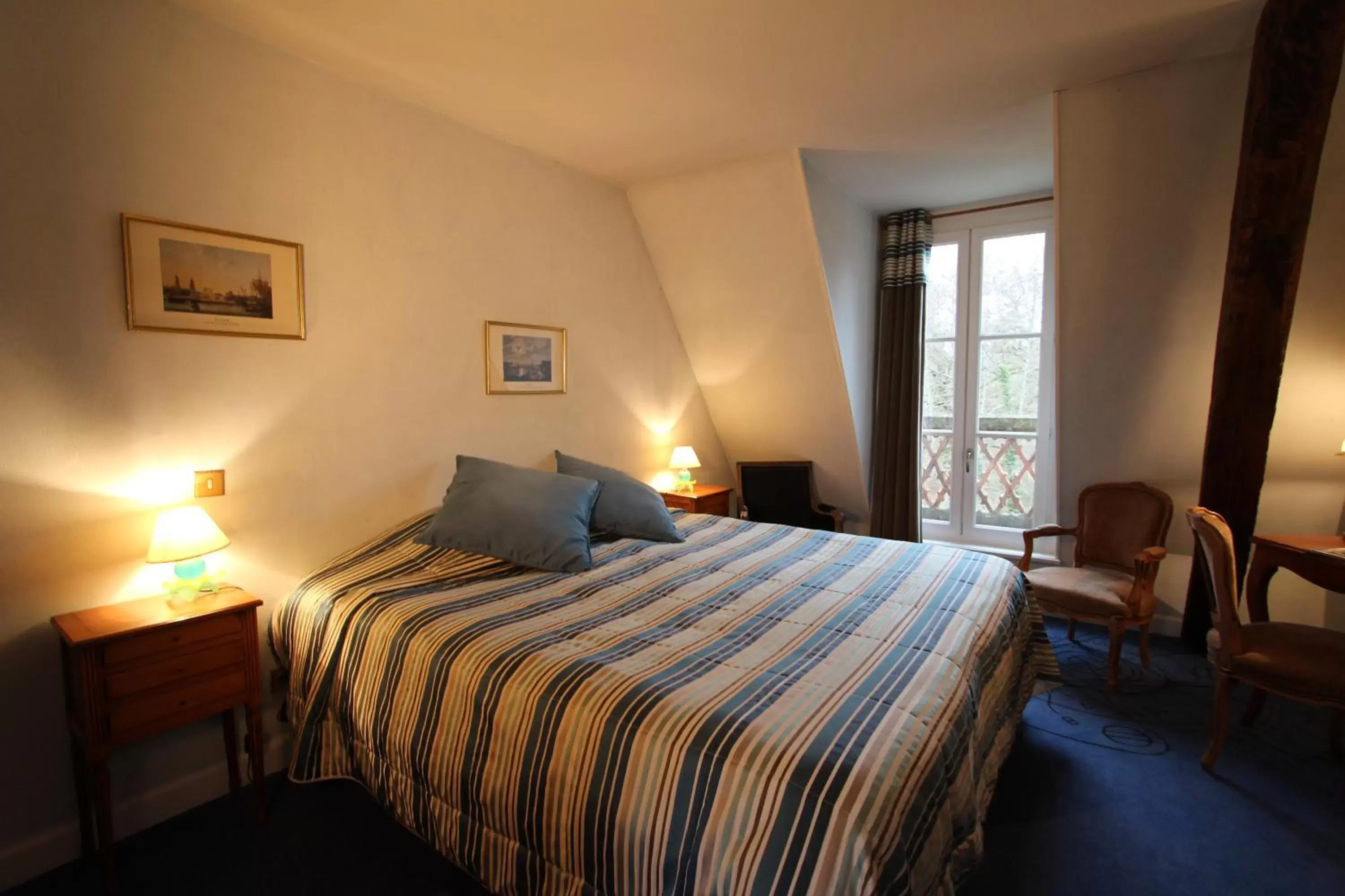Bedroom, Bed in Hostellerie Du Château Les Muids