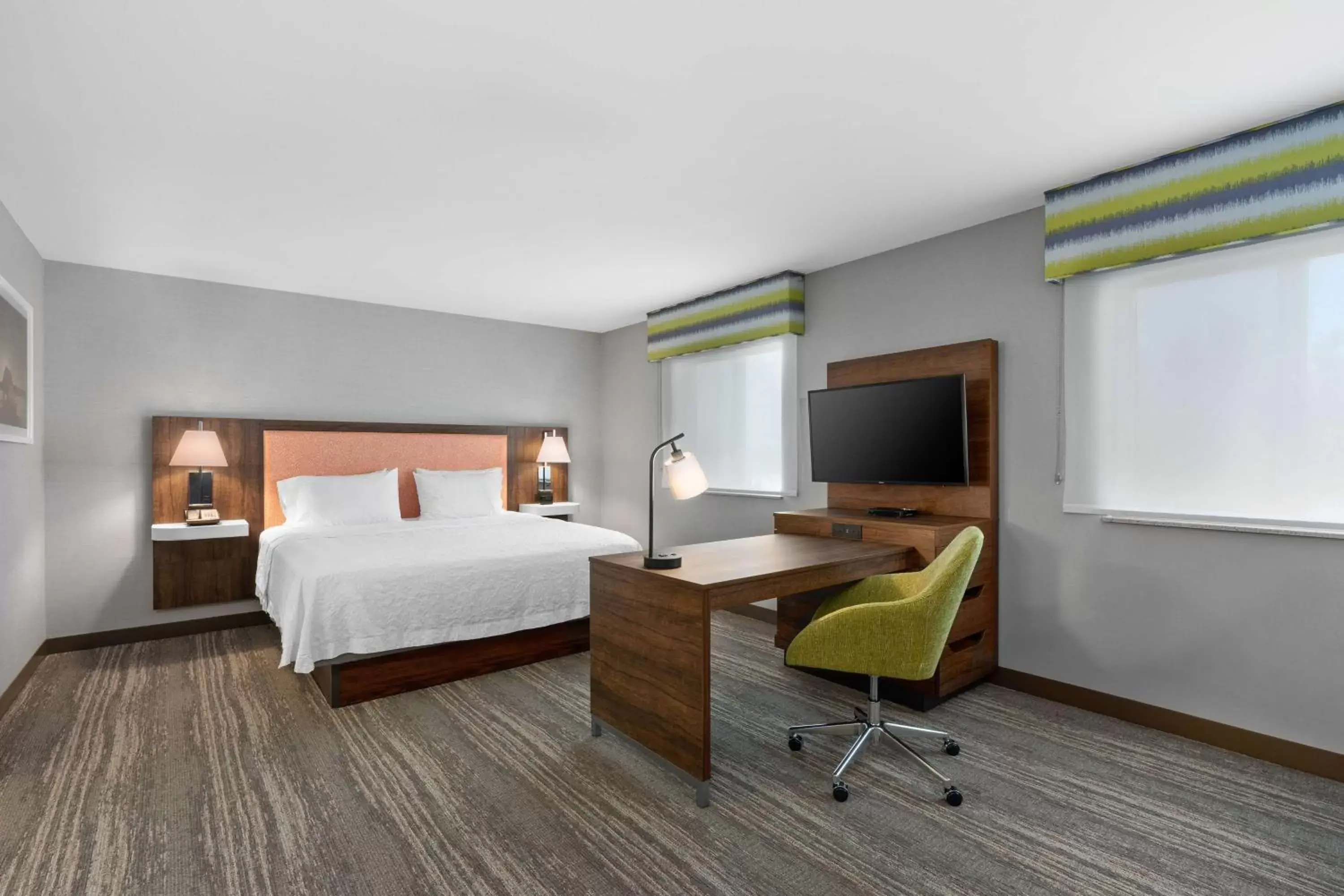 Bedroom, Bed in Hampton Inn & Suites Burlington