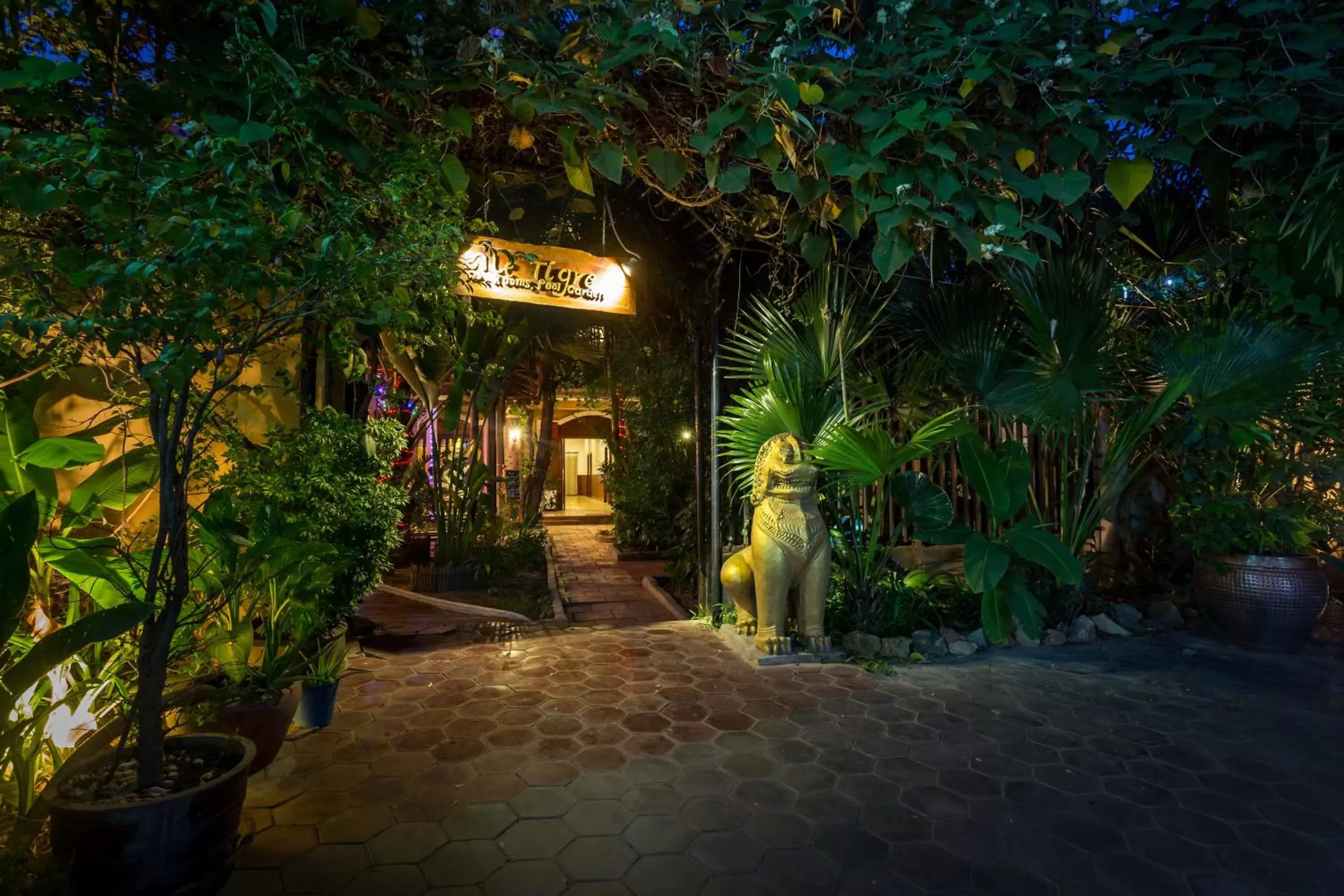 Facade/entrance in Le Tigre Hotel