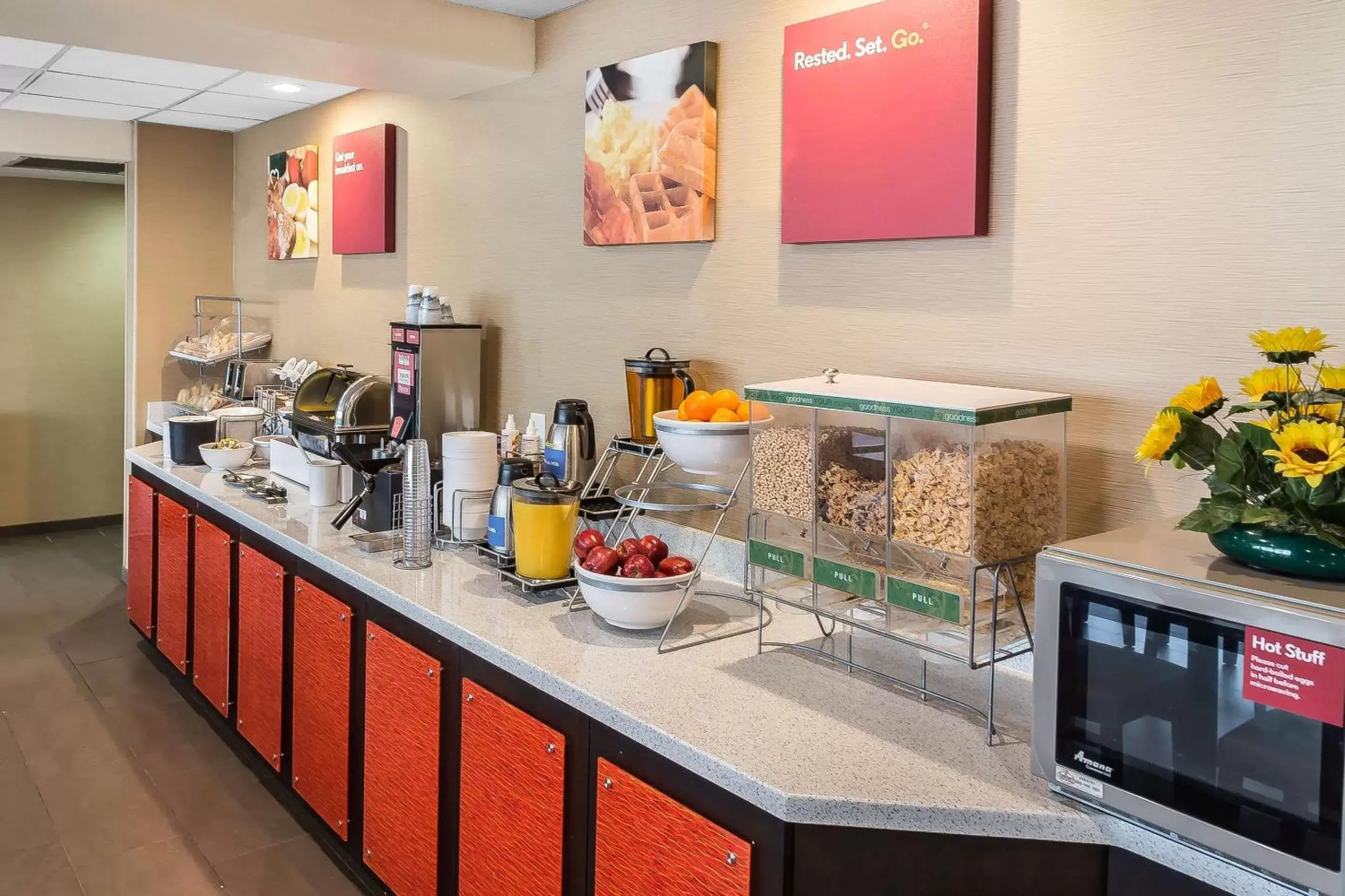 Breakfast, Kitchen/Kitchenette in Comfort Suites San Jose Airport