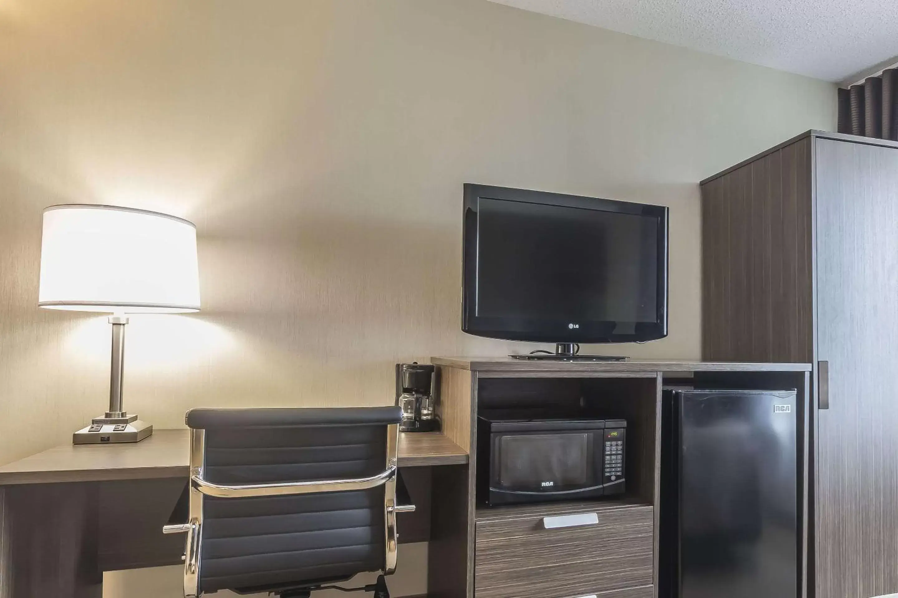 Photo of the whole room, TV/Entertainment Center in Comfort Inn Levis