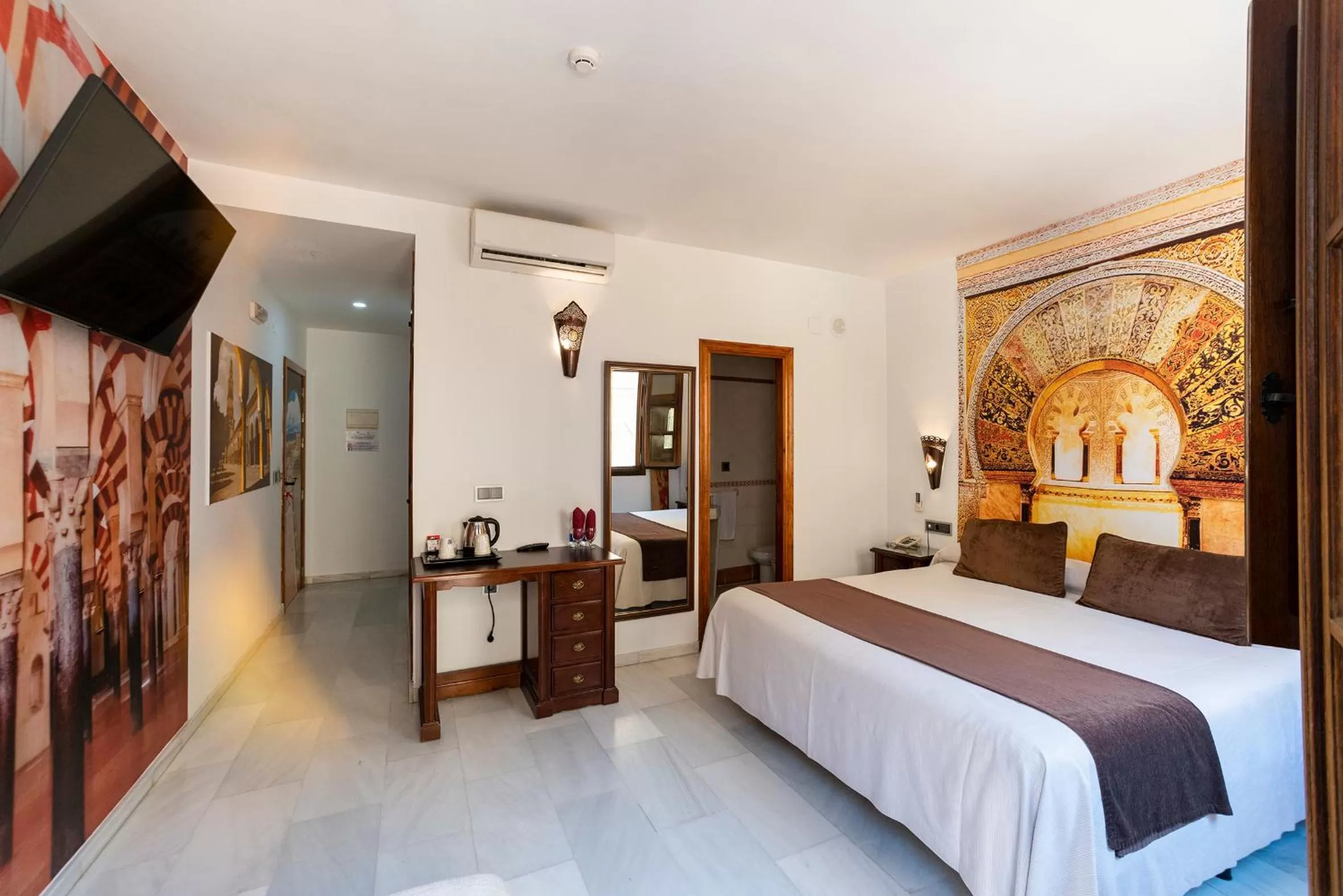 Photo of the whole room, Bed in Hotel Casa Museo de la Mezquita