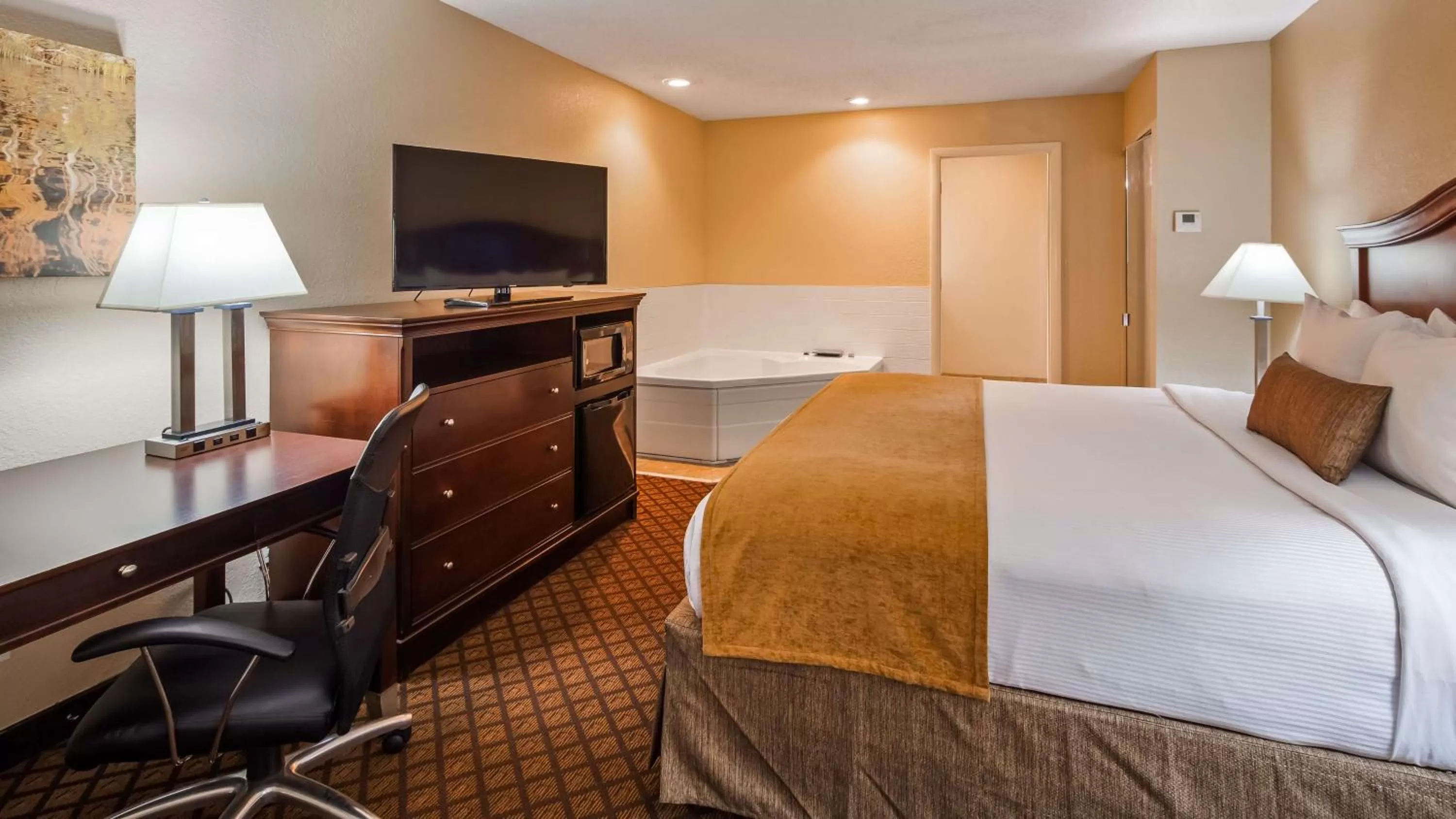 King Suite with Spa Bath - Non-Smoking in Best Western Coach House