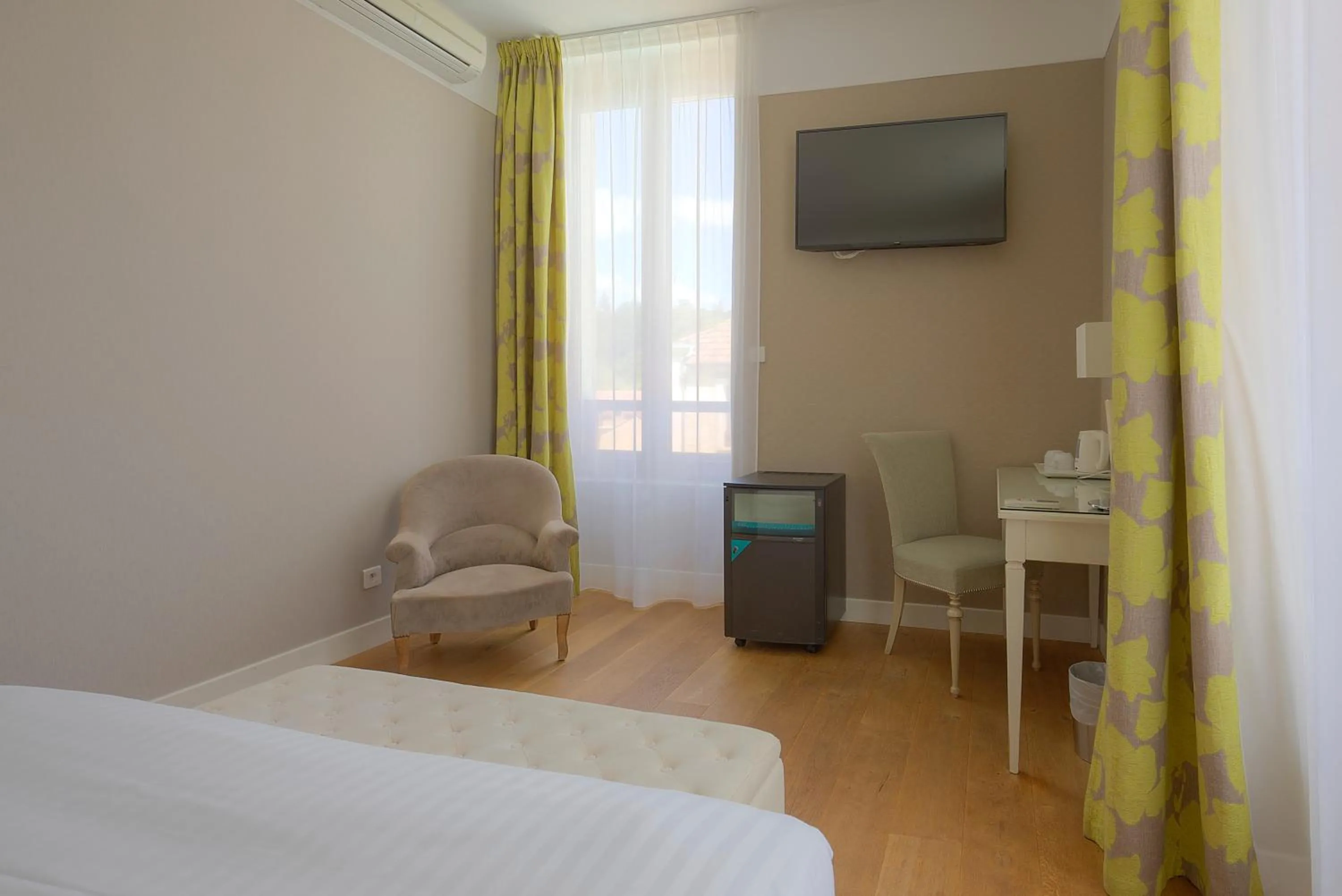 Photo of the whole room, Bed in Hotel Le Renoir