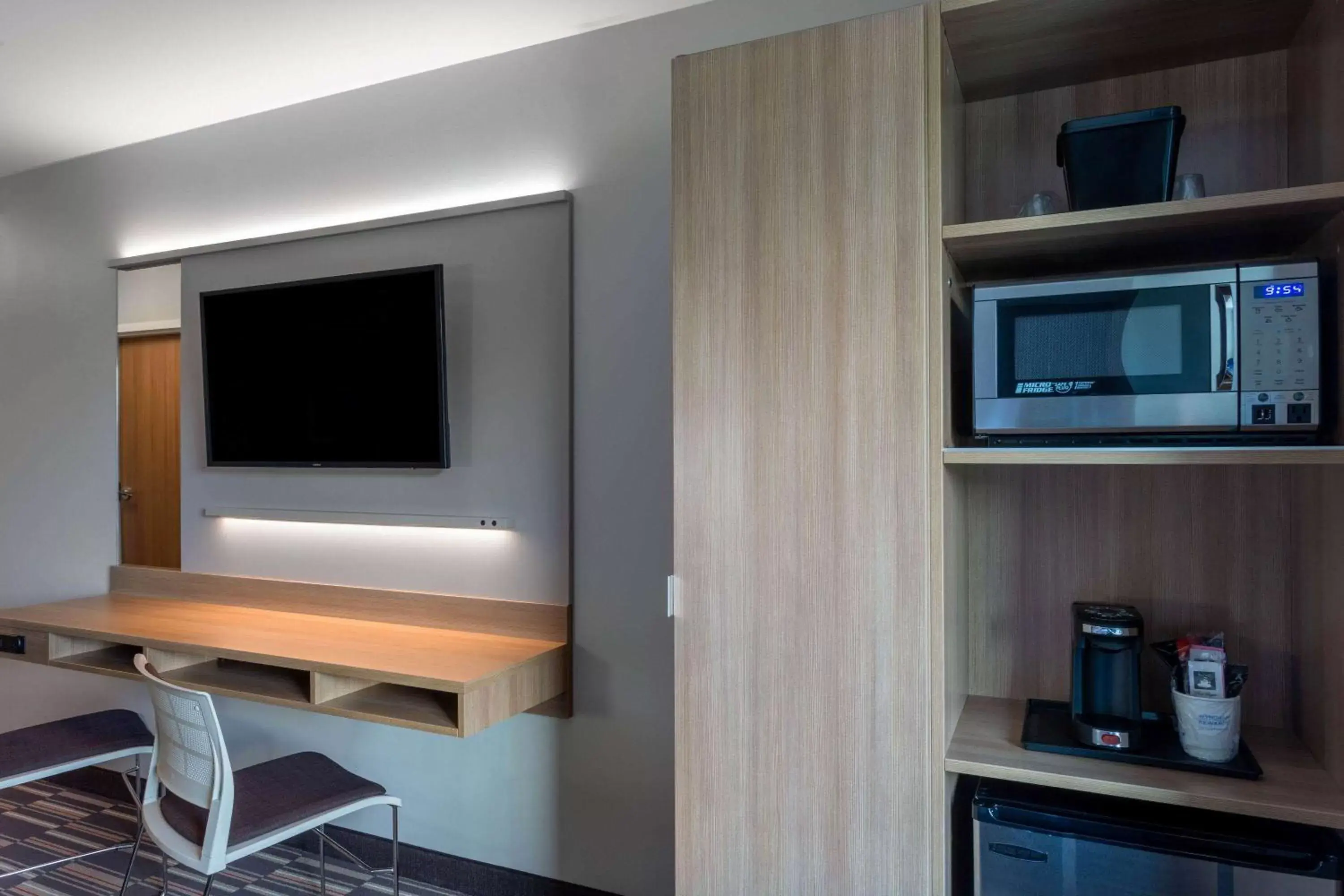 Photo of the whole room, TV/Entertainment Center in Microtel Inn & Suites by Wyndham Amsterdam