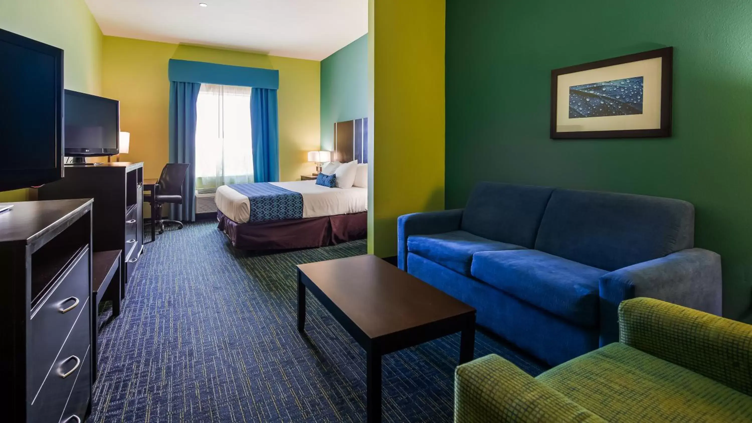 Seating Area in Best Western Plus Carrizo Springs Inn & Suites