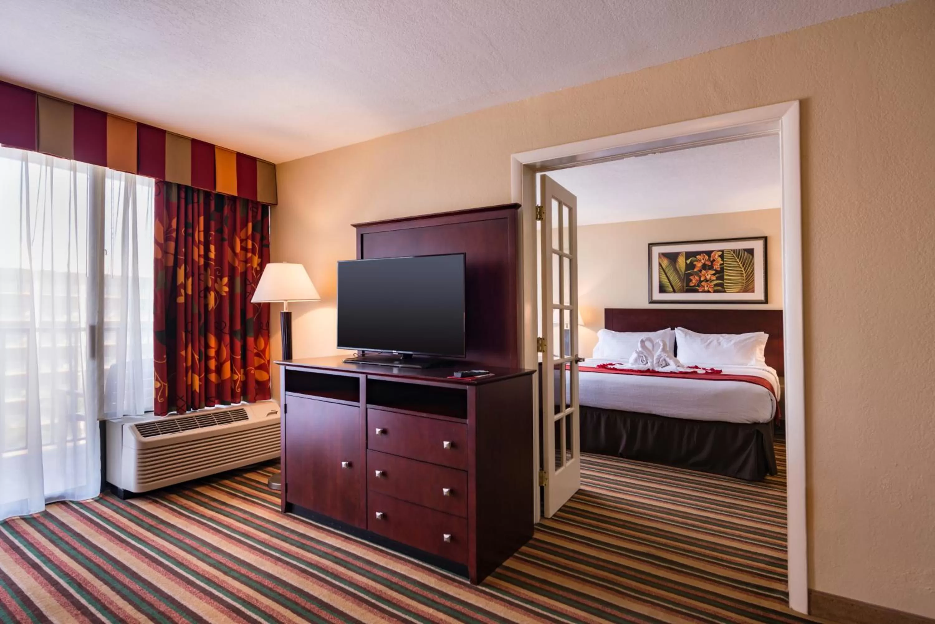 Living room, Bed in Holiday Inn & Suites Orlando SW - Celebration Area by IHG
