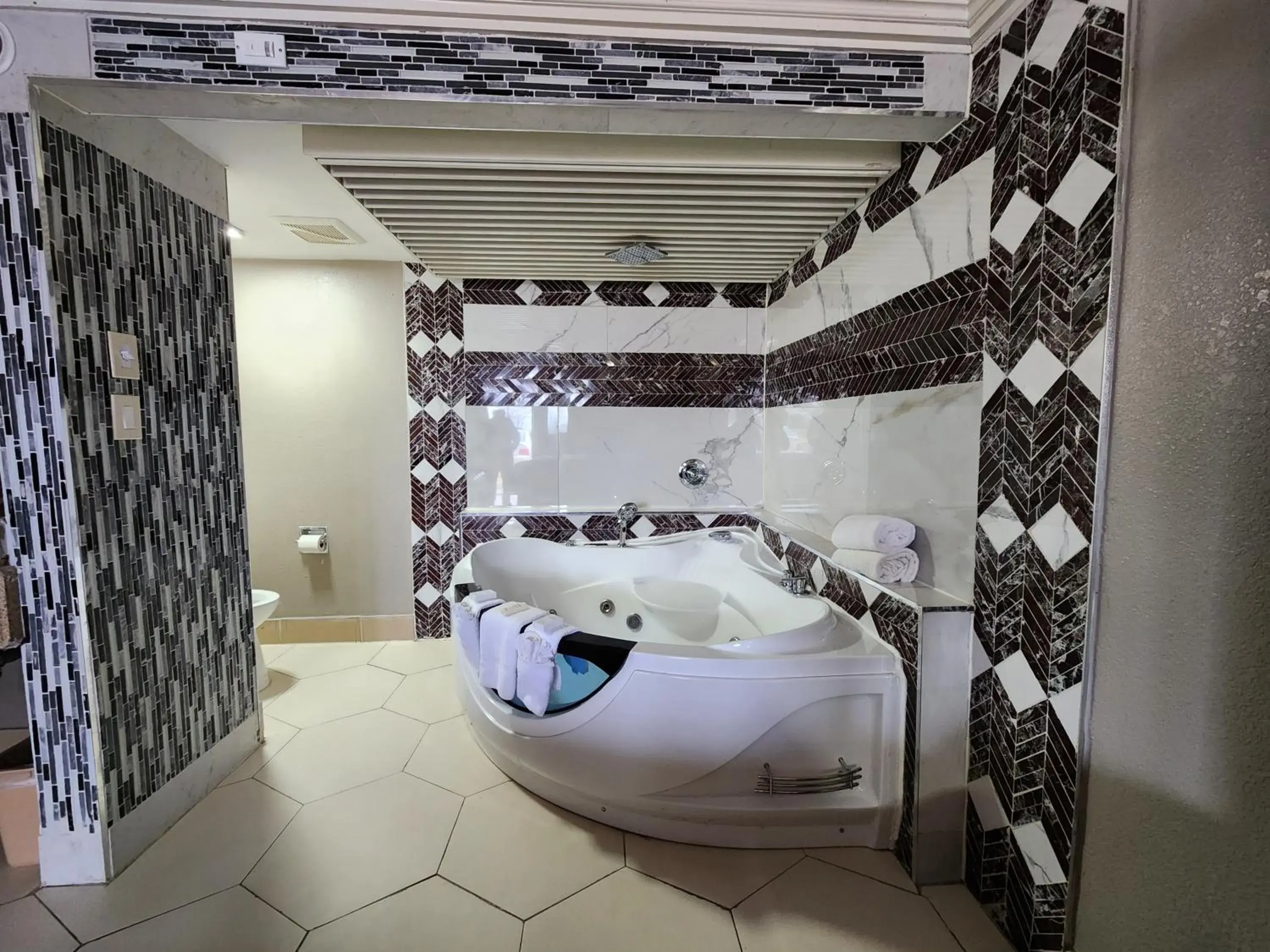 Hot Tub, Bathroom in Americas Best Value Inn and Suites Little Rock