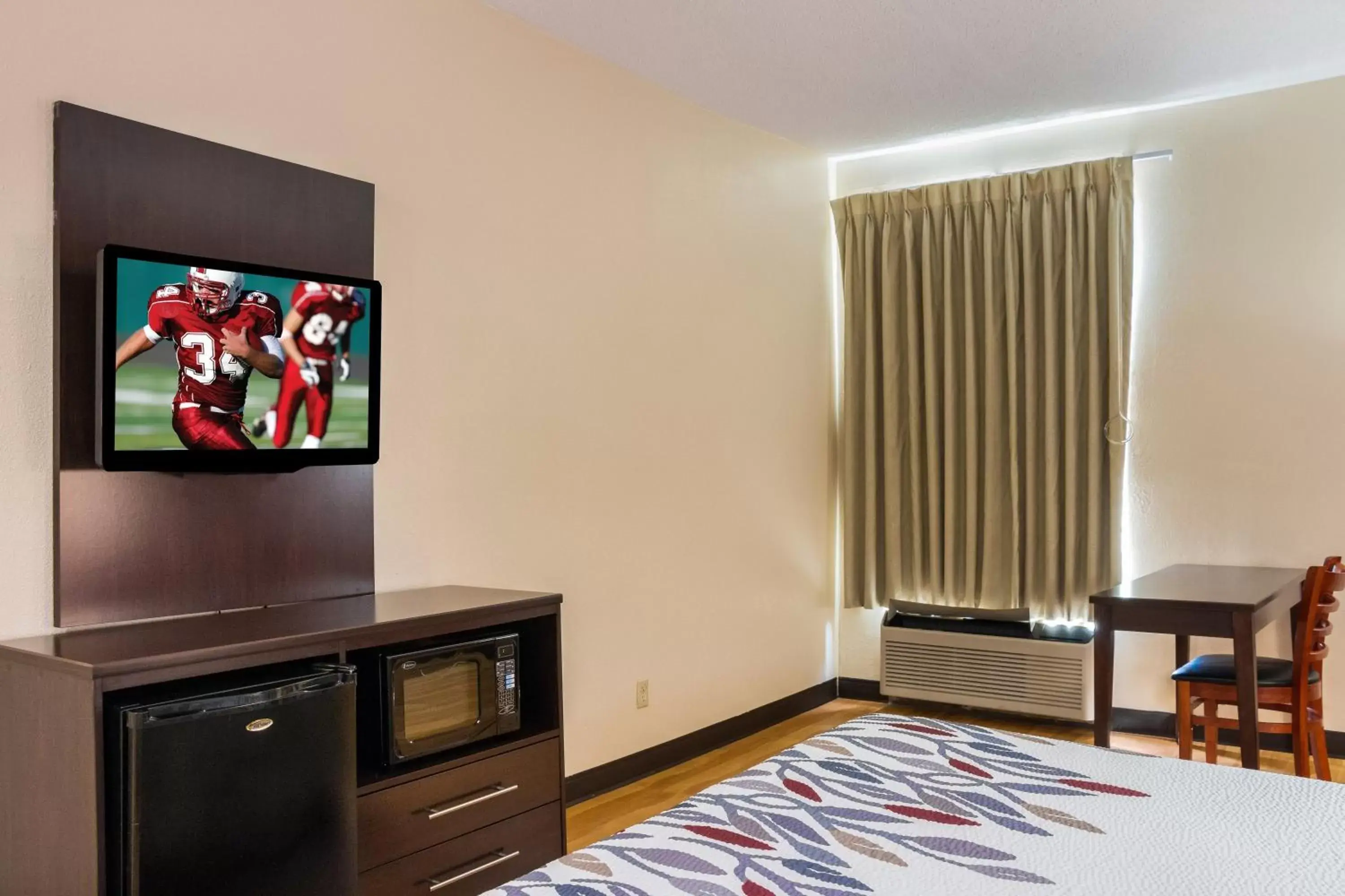 Photo of the whole room, TV/Entertainment Center in Red Roof Inn Dumas