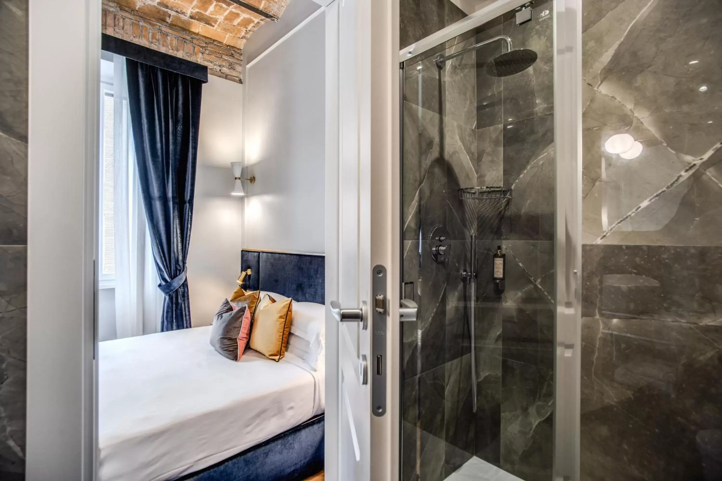 Bathroom, Bed in Tree Charme Augusto Luxury Suites