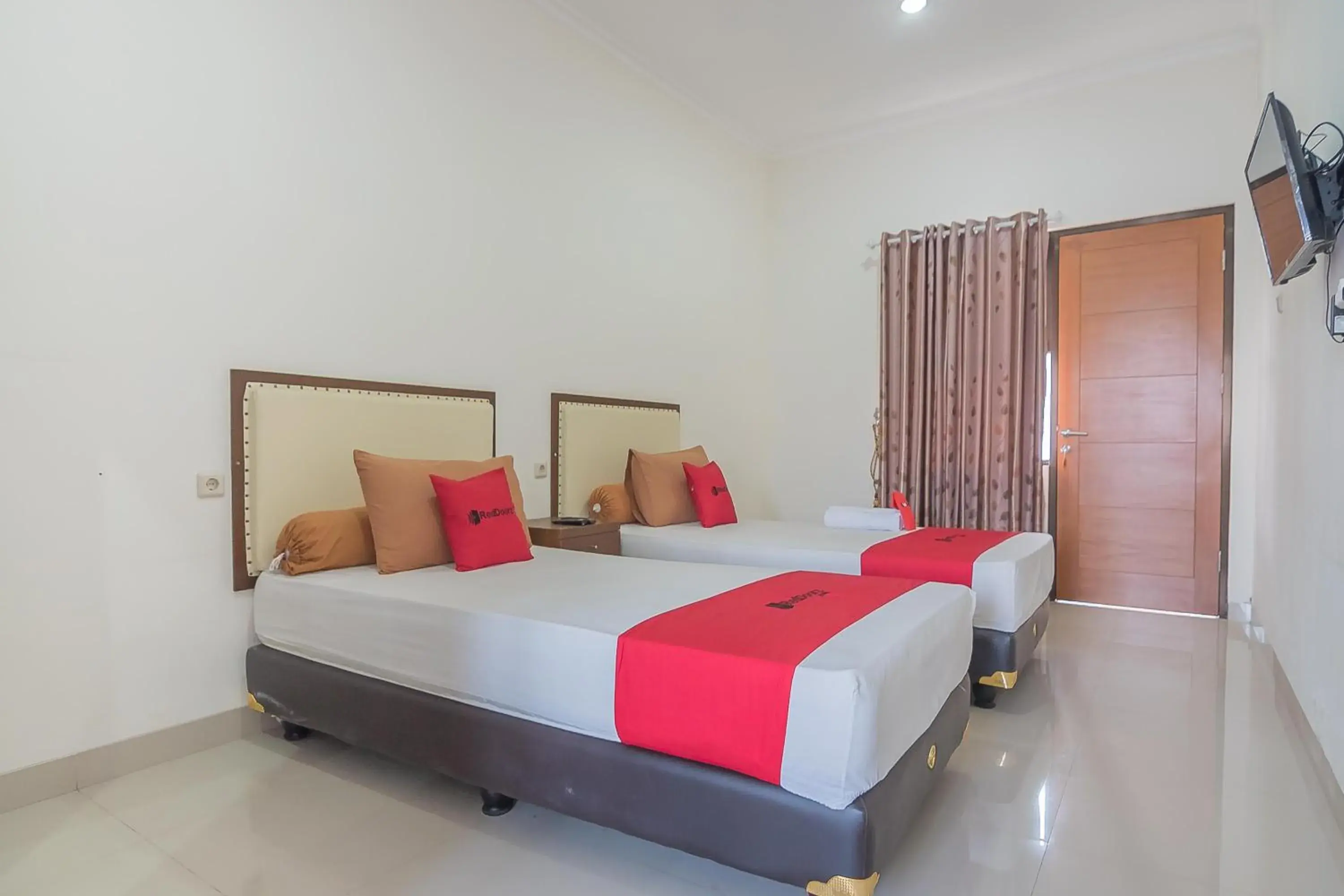 Bedroom, Bed in RedDoorz Syariah @ Sarongge Cianjur