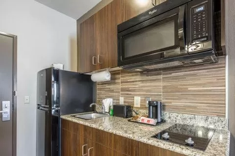 Kitchen or kitchenette in Suburban Studios Midland I-20