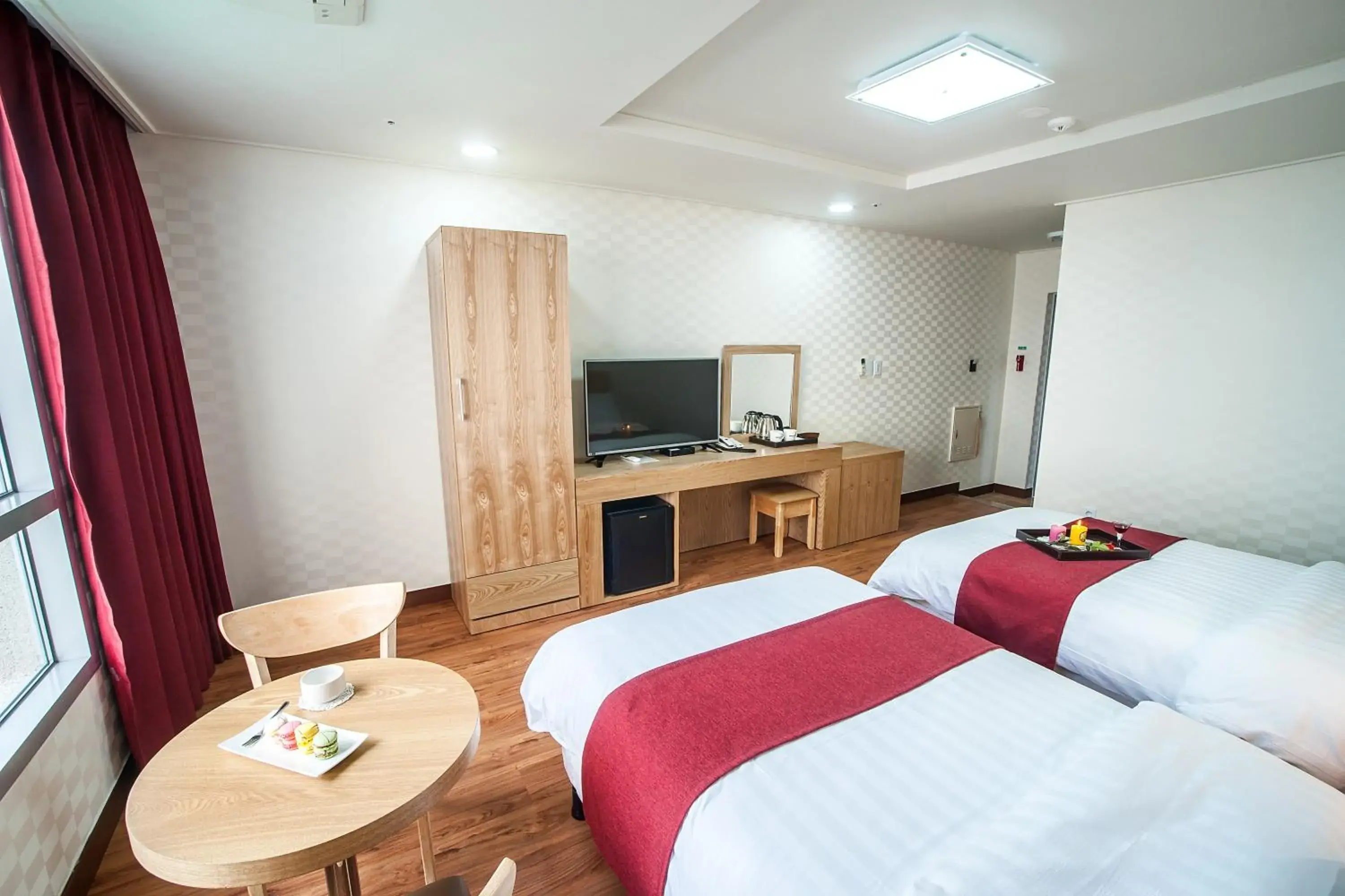 Shower, TV/Entertainment Center in Breeze Bay Hotel